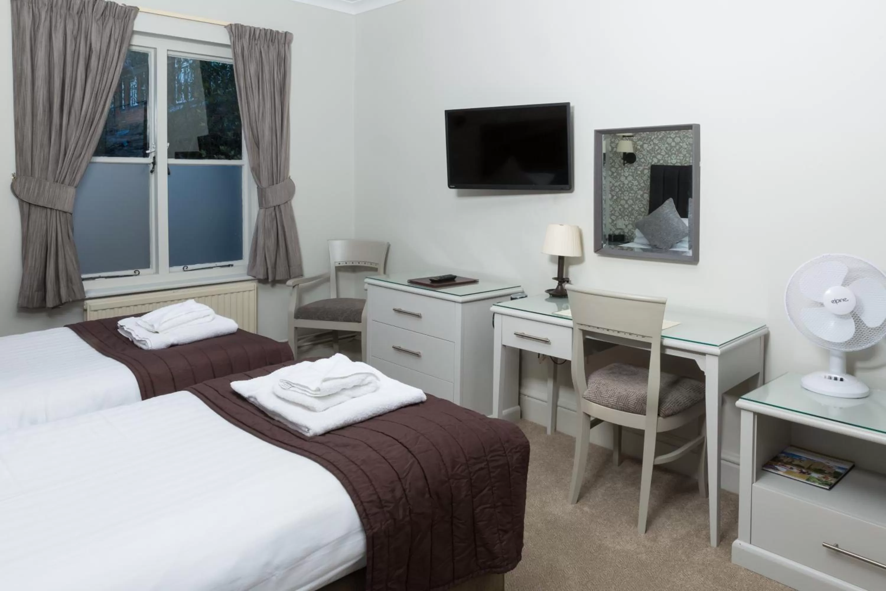 Bedroom, Bed in The Dog & Bear Hotel