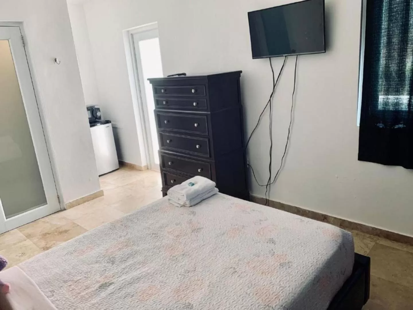 Bed, TV/Entertainment Center in Manati World Point Inn