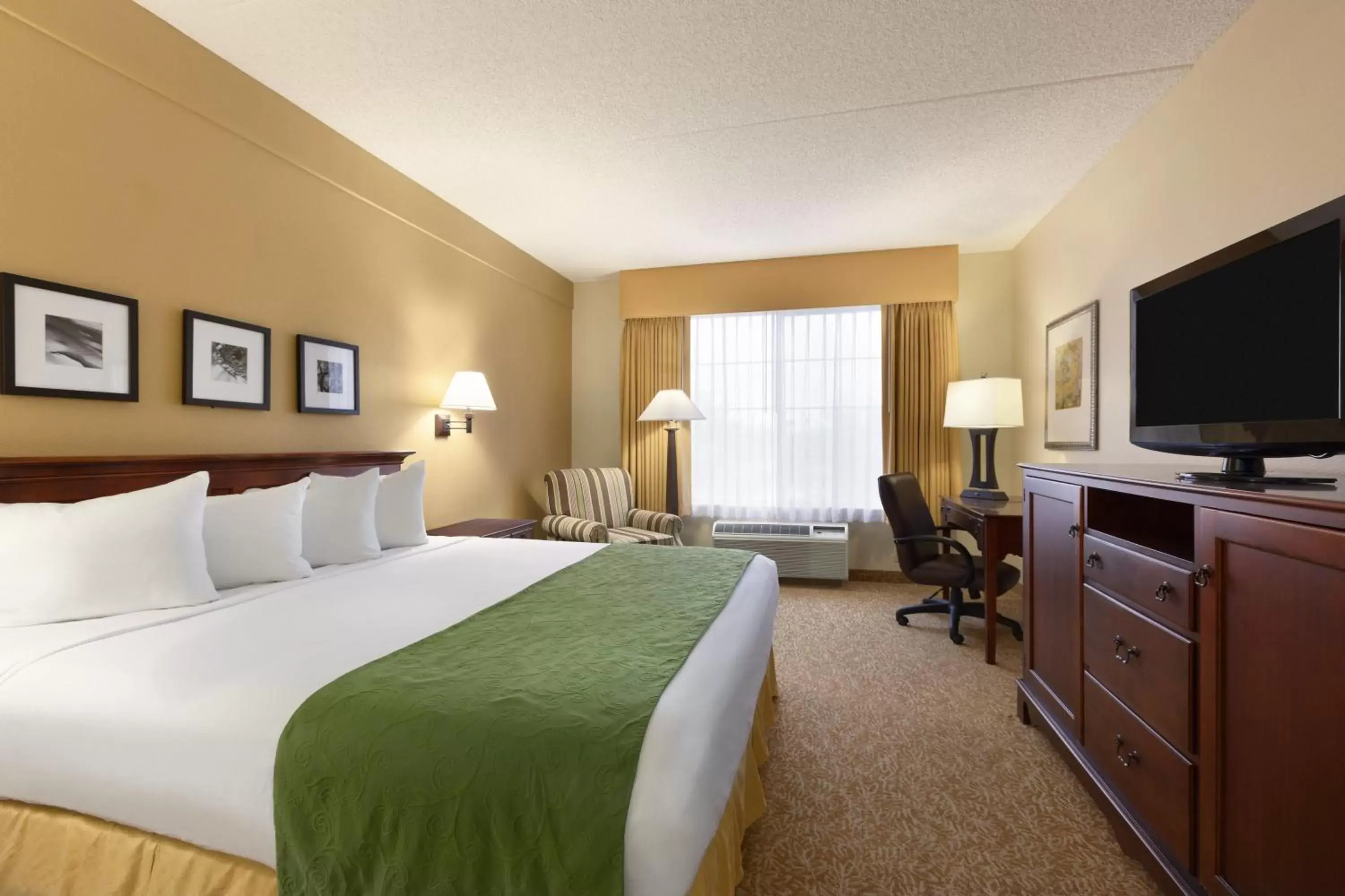 Photo of the whole room, Bed in Country Inn & Suites by Radisson, Mesa, AZ