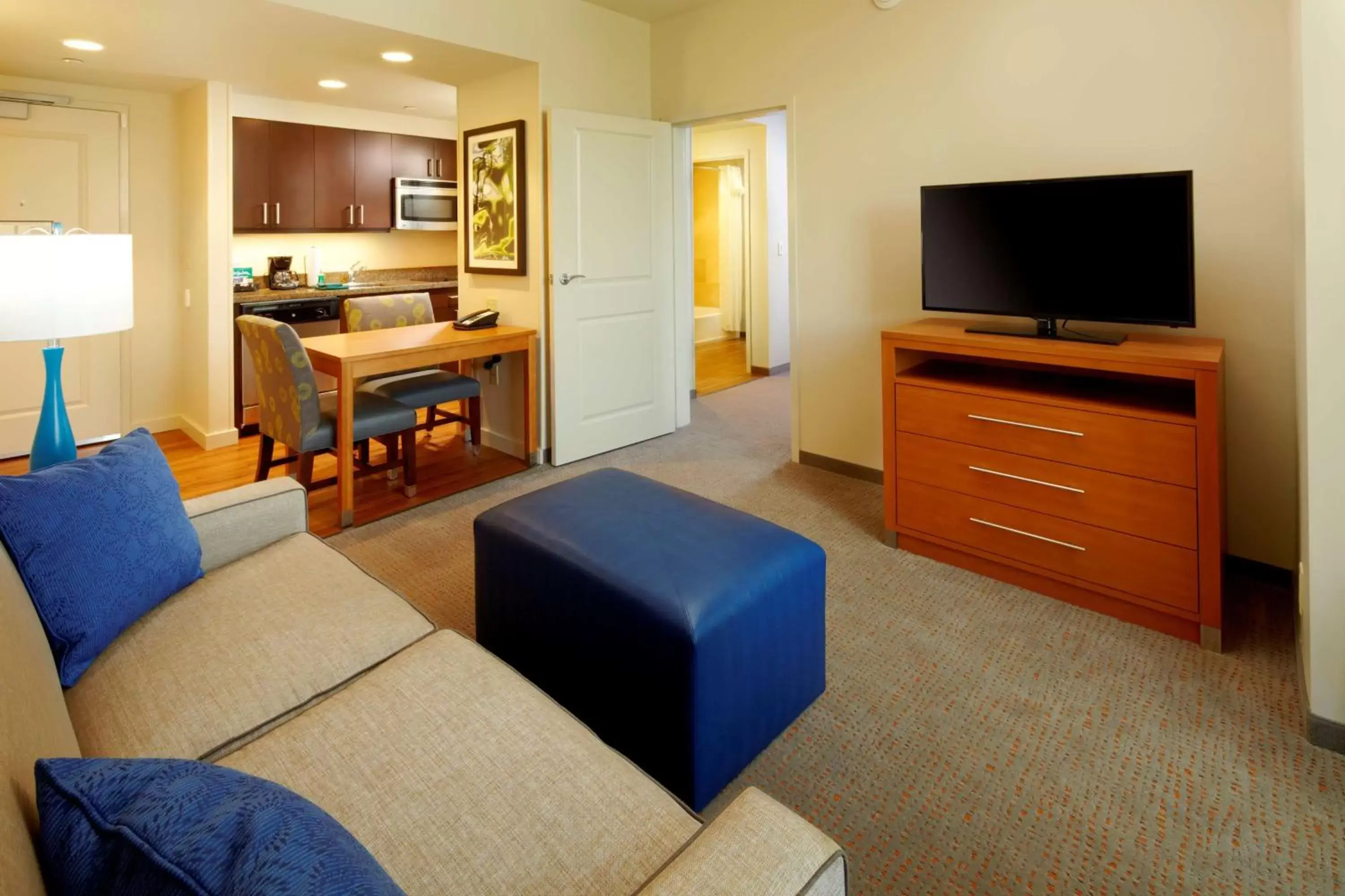 Living room, TV/Entertainment Center in Homewood Suites by Hilton Pittsburgh Airport/Robinson Mall Area