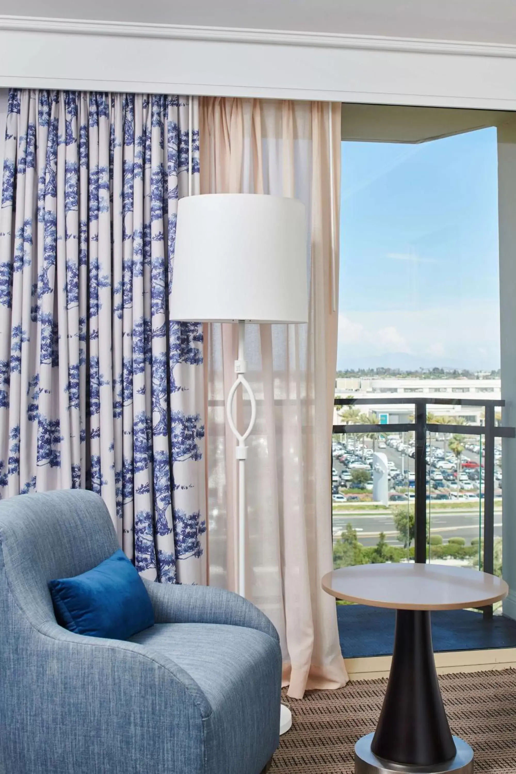 Living room, Seating Area in DoubleTree by Hilton Torrance - South Bay