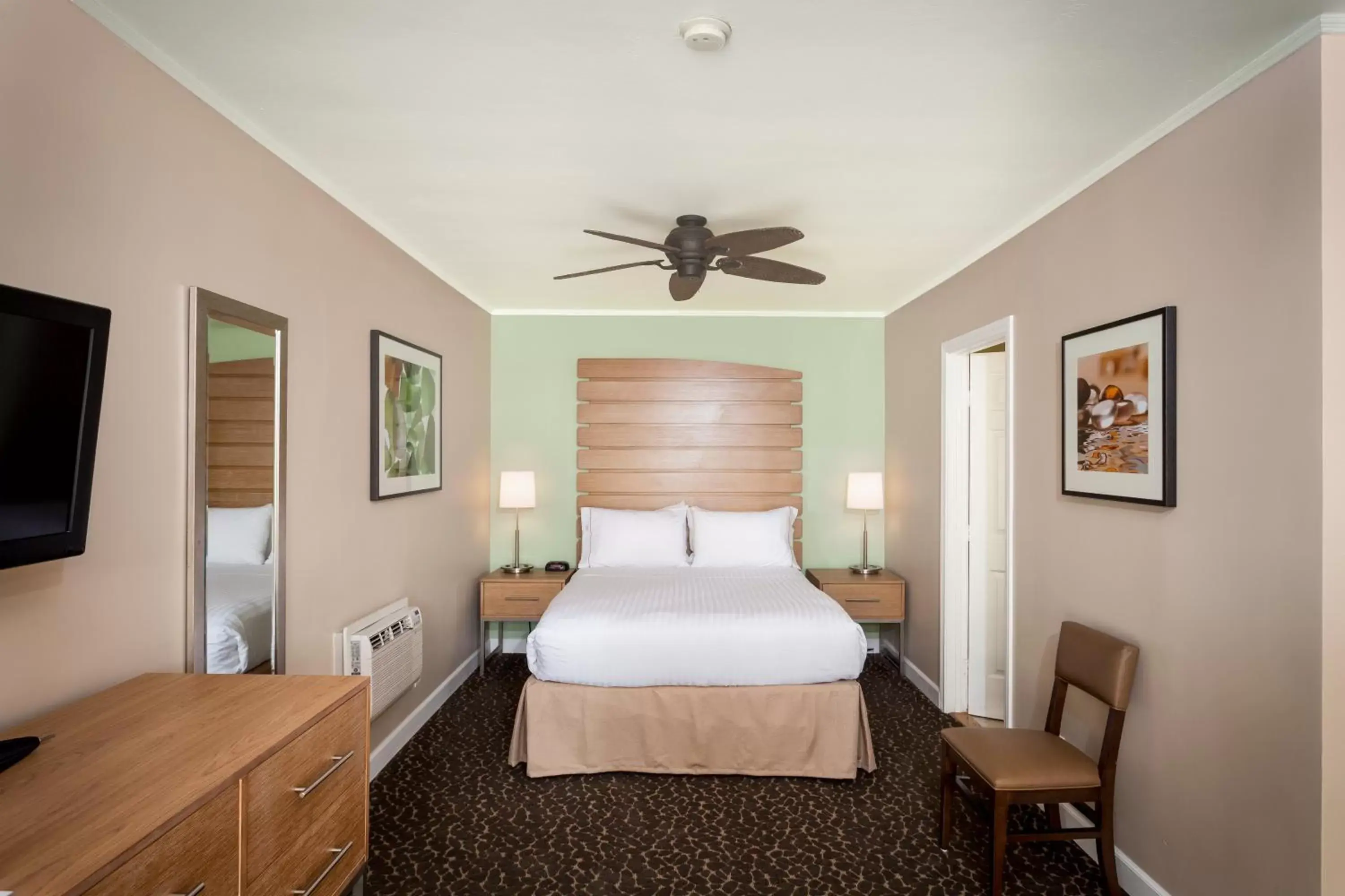 Photo of the whole room, Bed in Holiday Inn Express and Suites La Jolla - Windansea Beach, and IHG Hotel