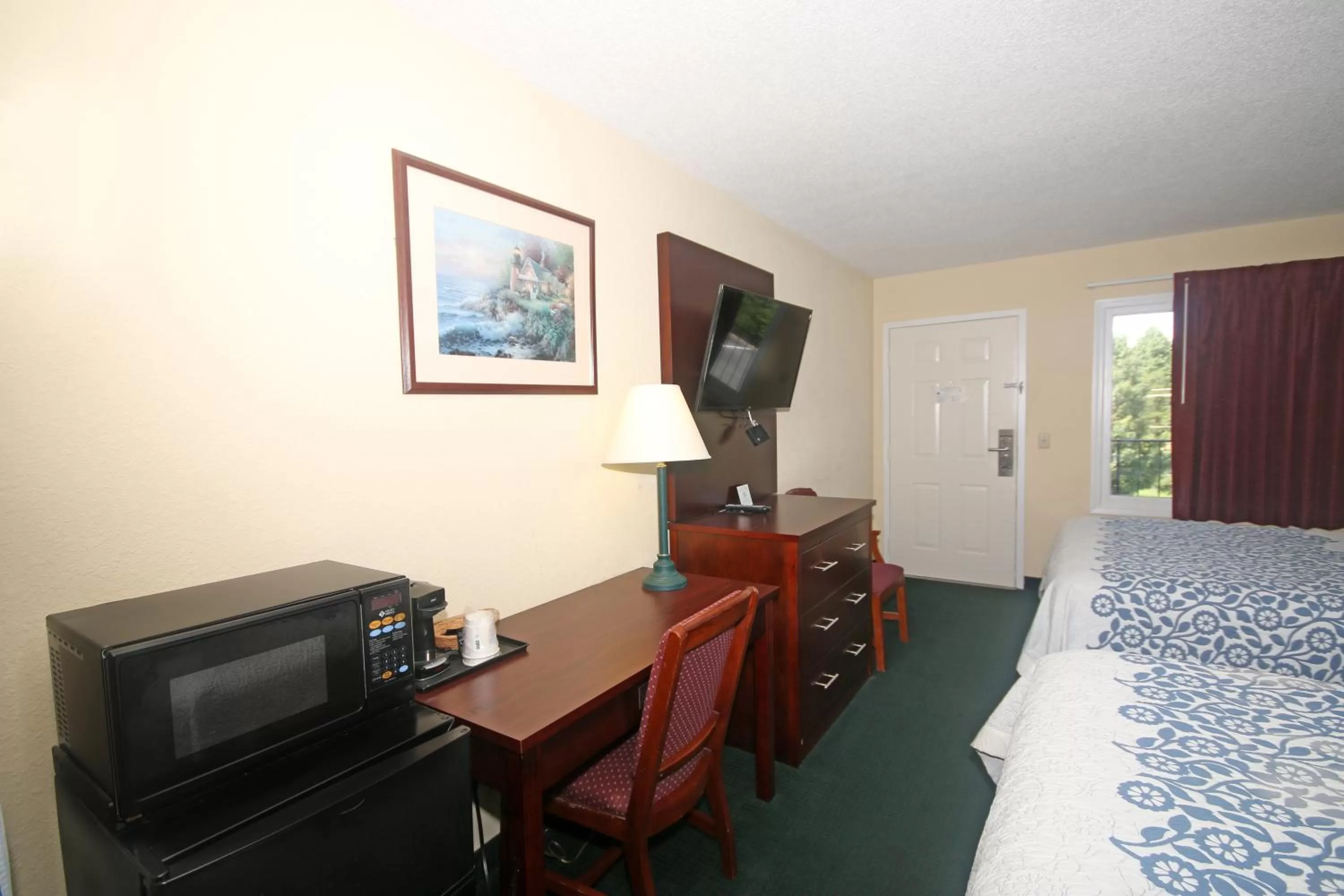 Communal lounge/ TV room, Bed in Hamilton Inn Jonesville I-77