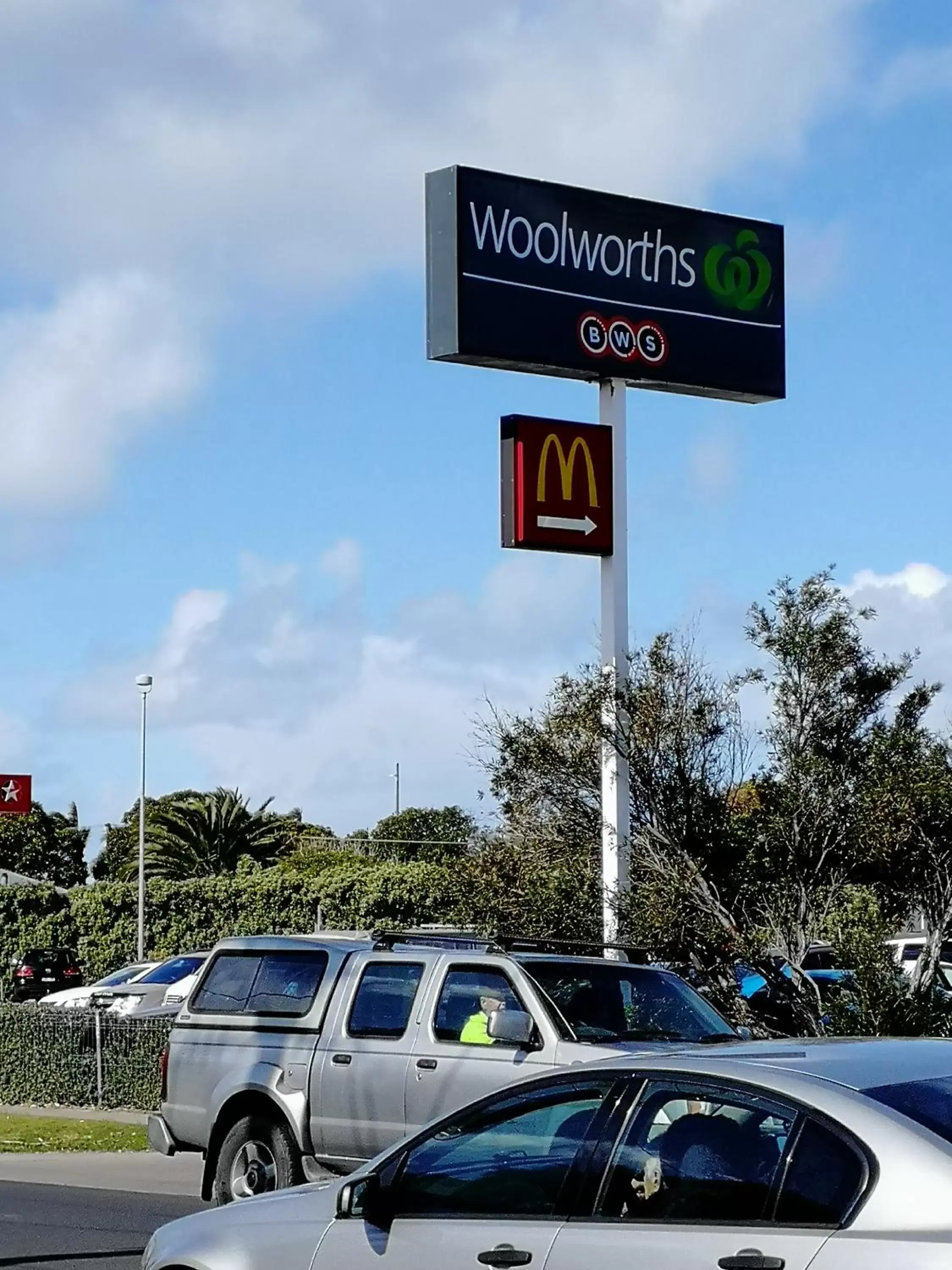 Shopping Area, Property Building in Banjo Paterson Motor Inn