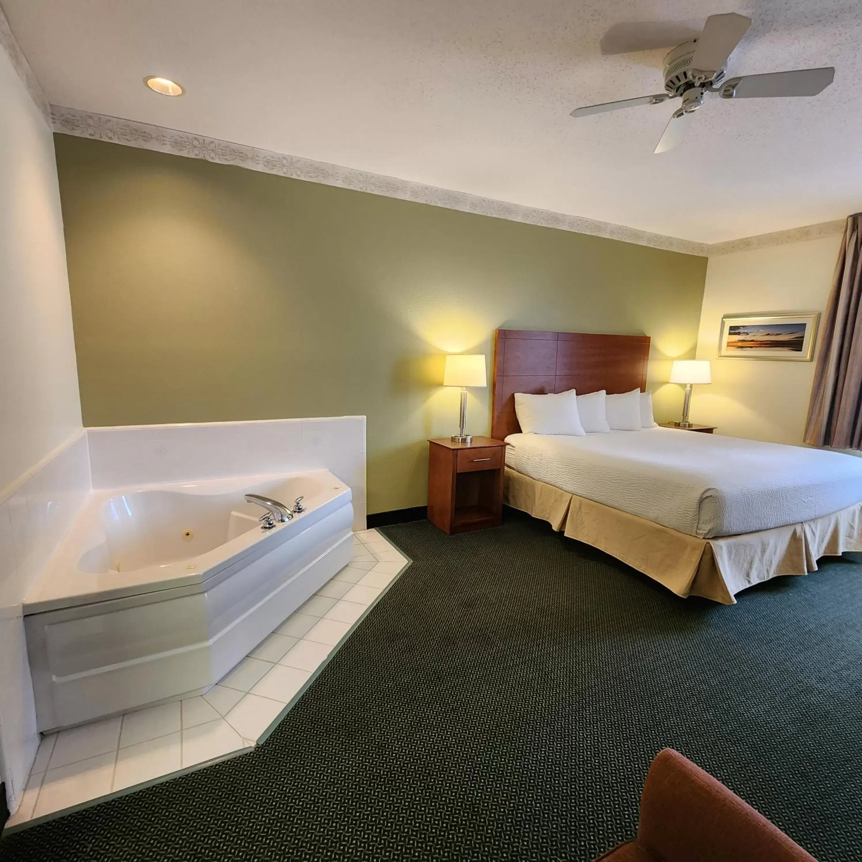 Hot Tub, Bed in Baymont by Wyndham Mackinaw City