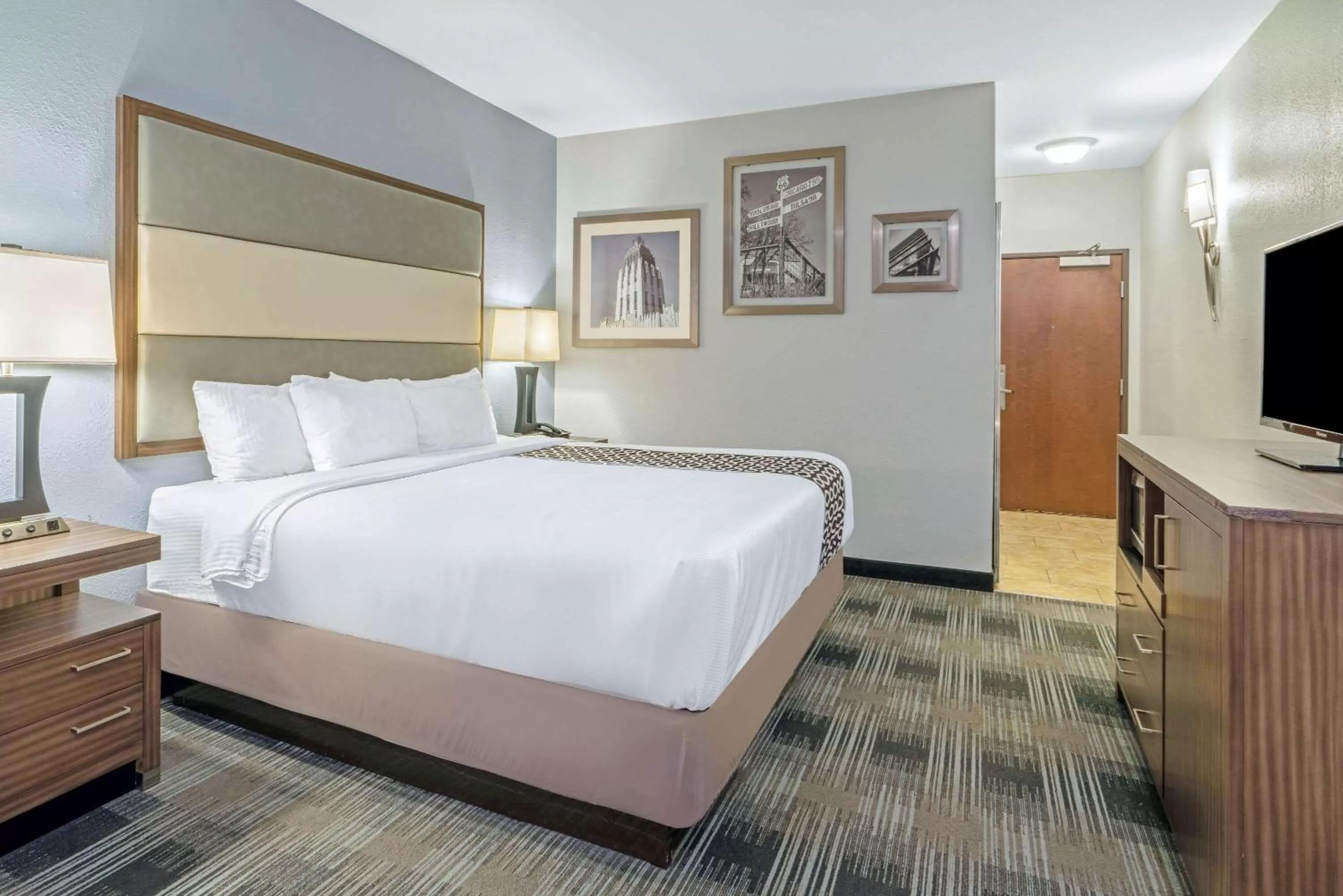 Photo of the whole room, Bed in La Quinta by Wyndham Guthrie