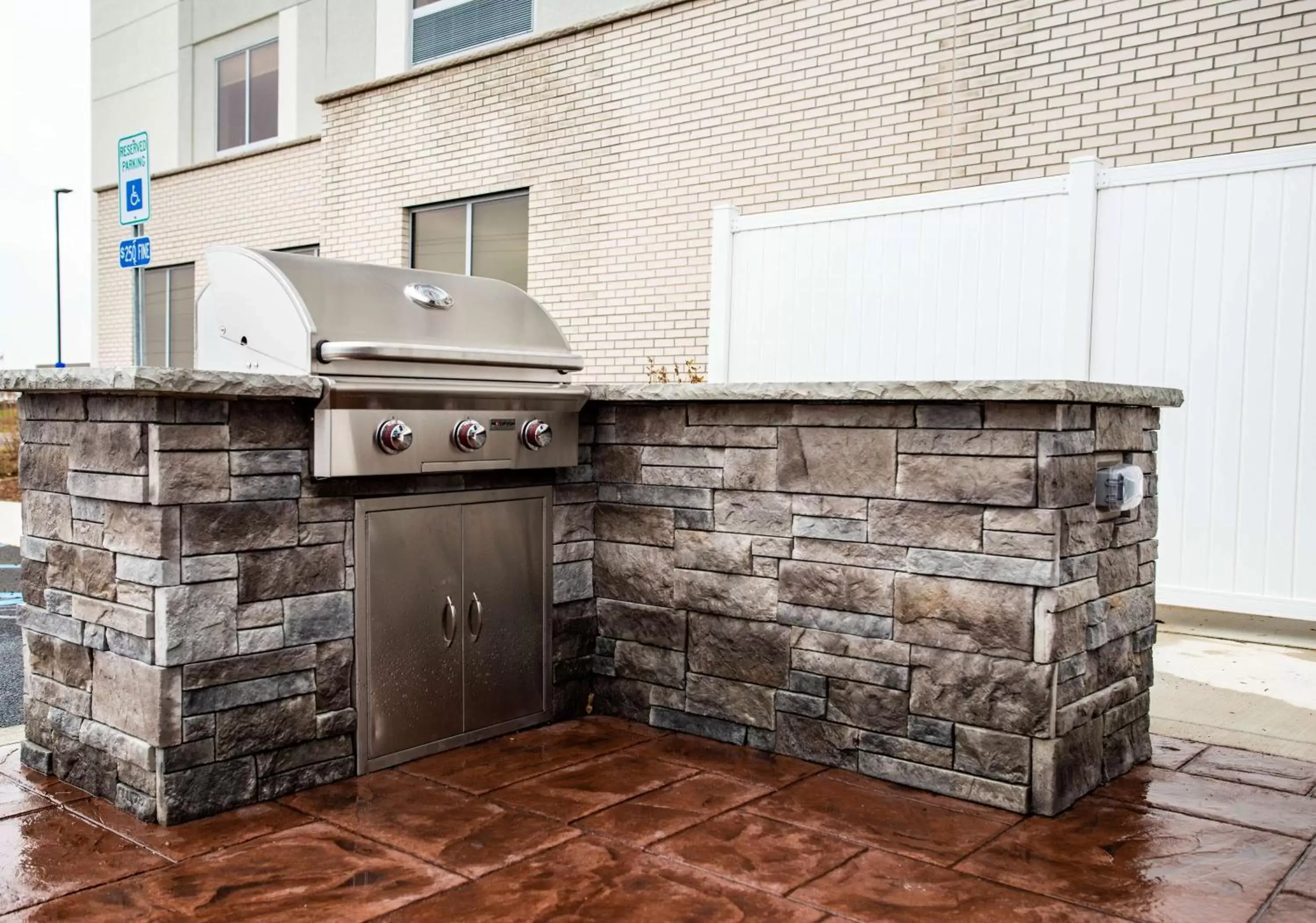 Patio, BBQ Facilities in Hampton Inn Paris IL, IL