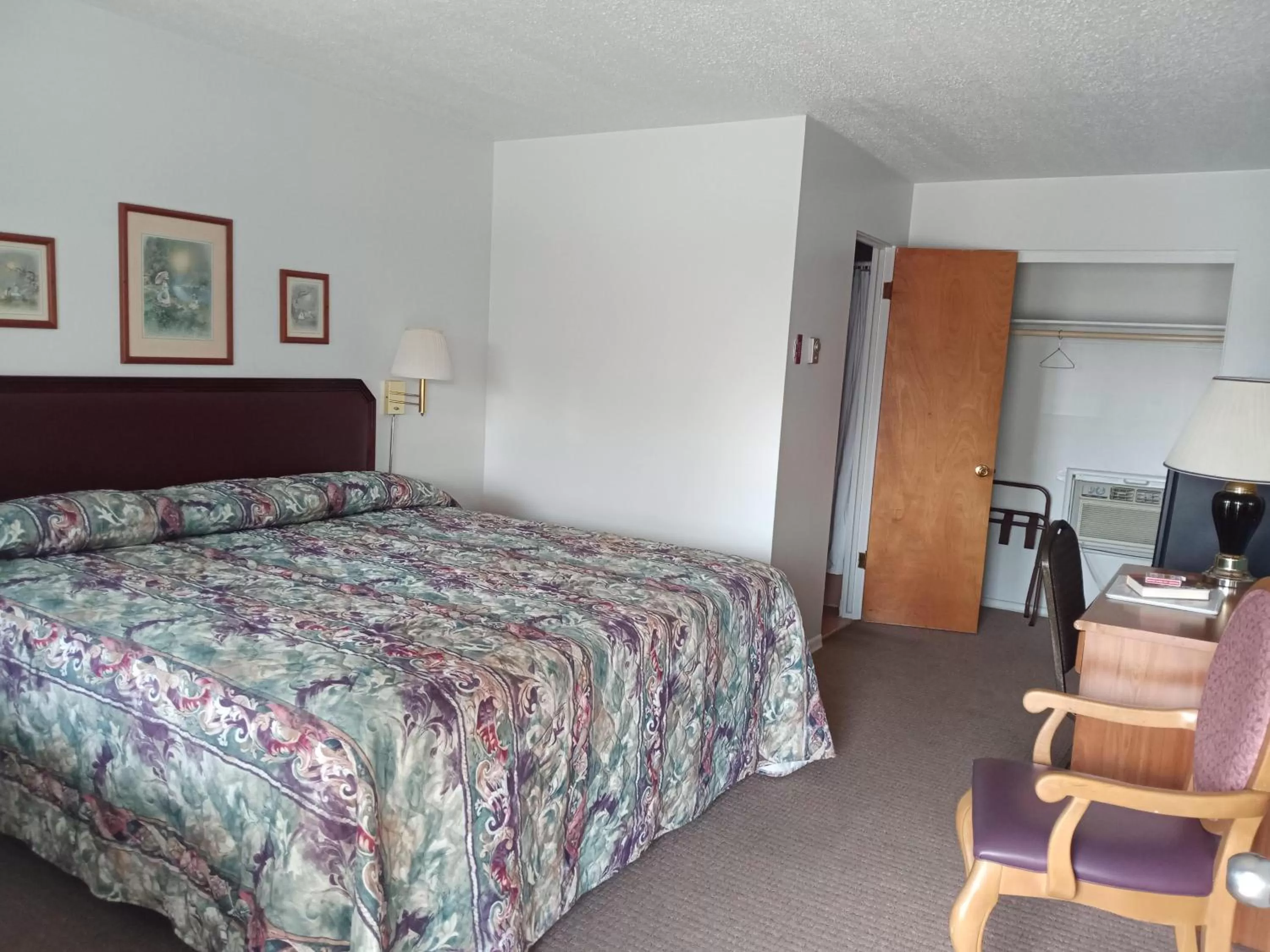 Bed in Eight Bar B Motel