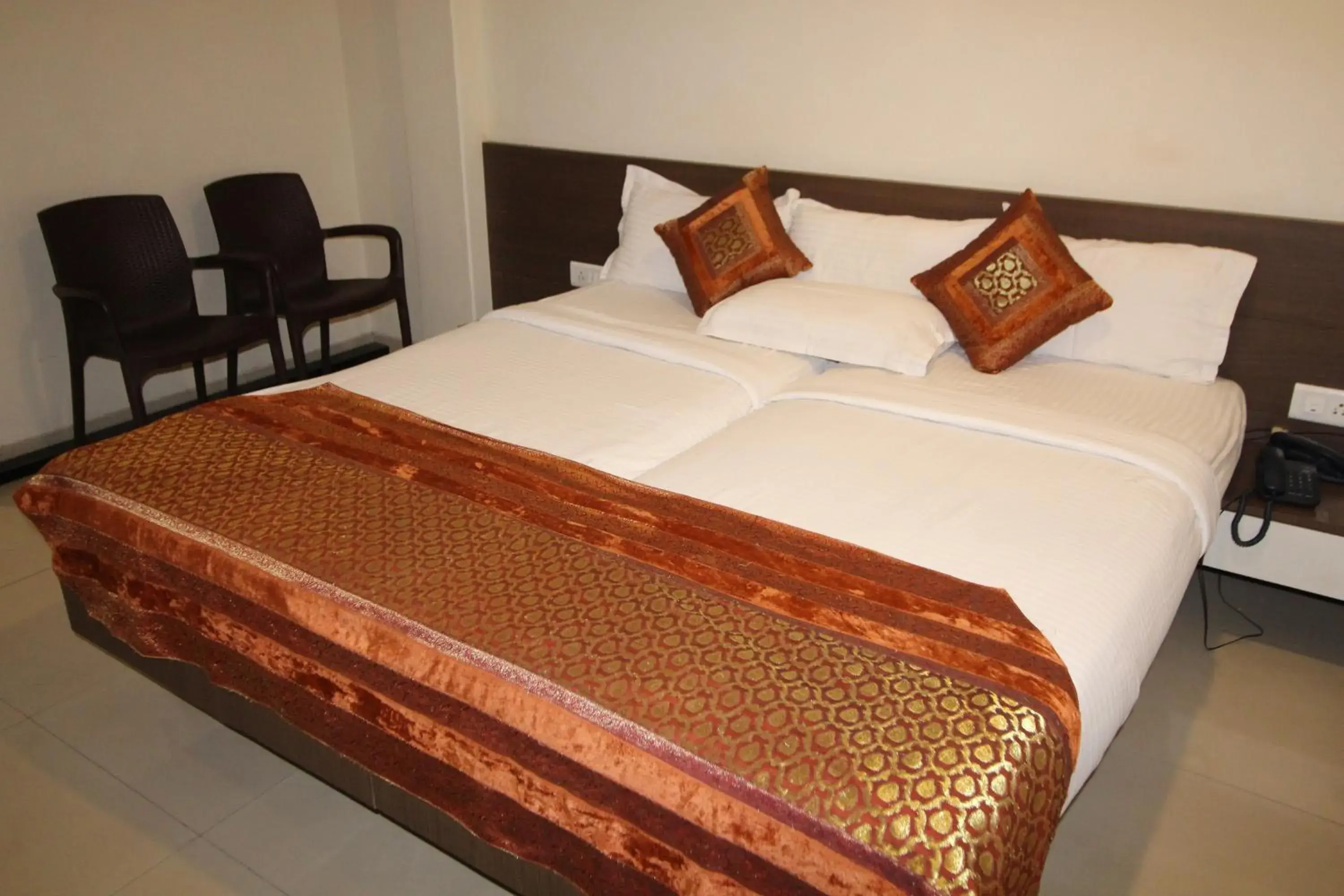 Bedroom, Bed in Hotel Girnar