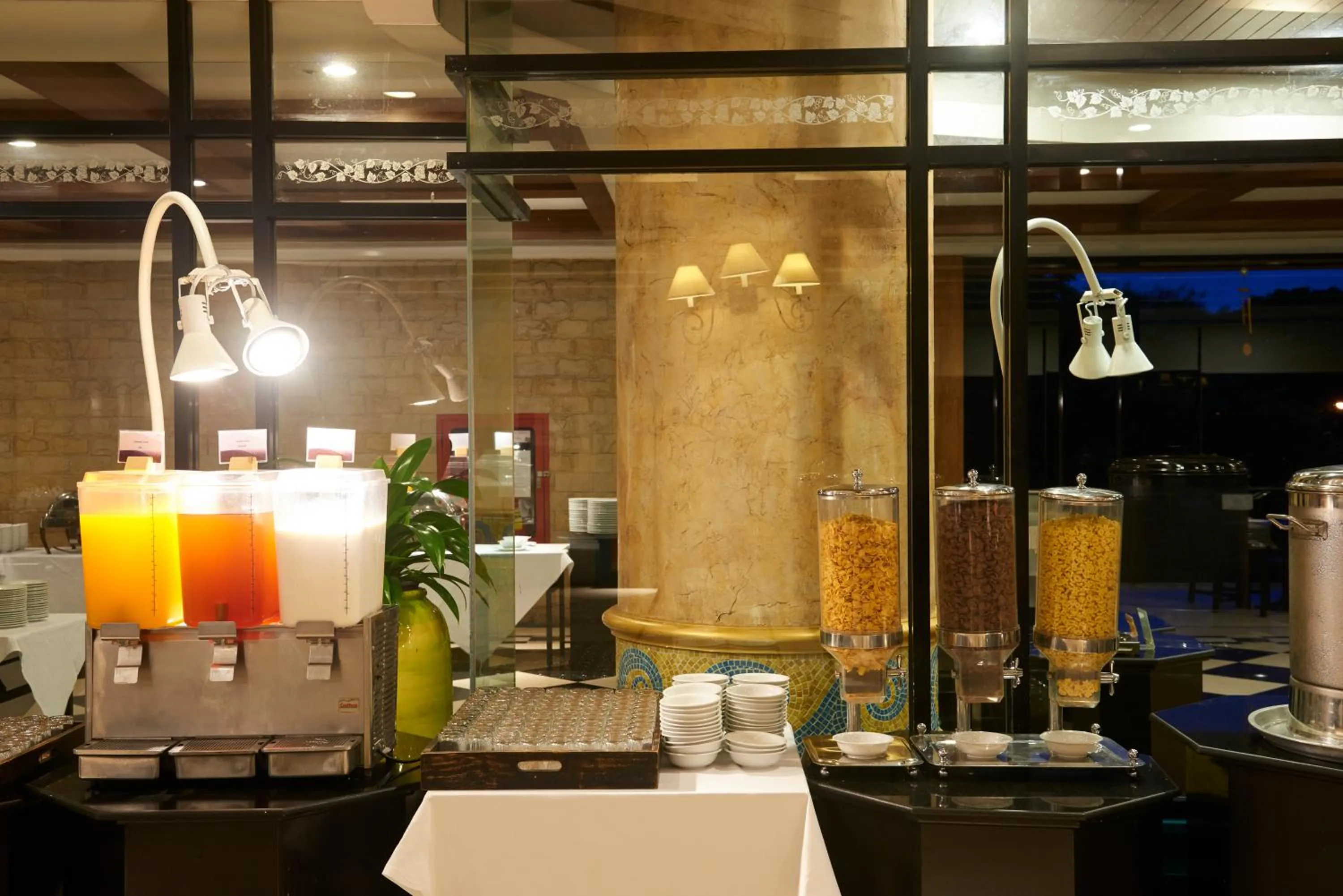 Food and drinks in Long Beach Garden Hotel & Pavilions