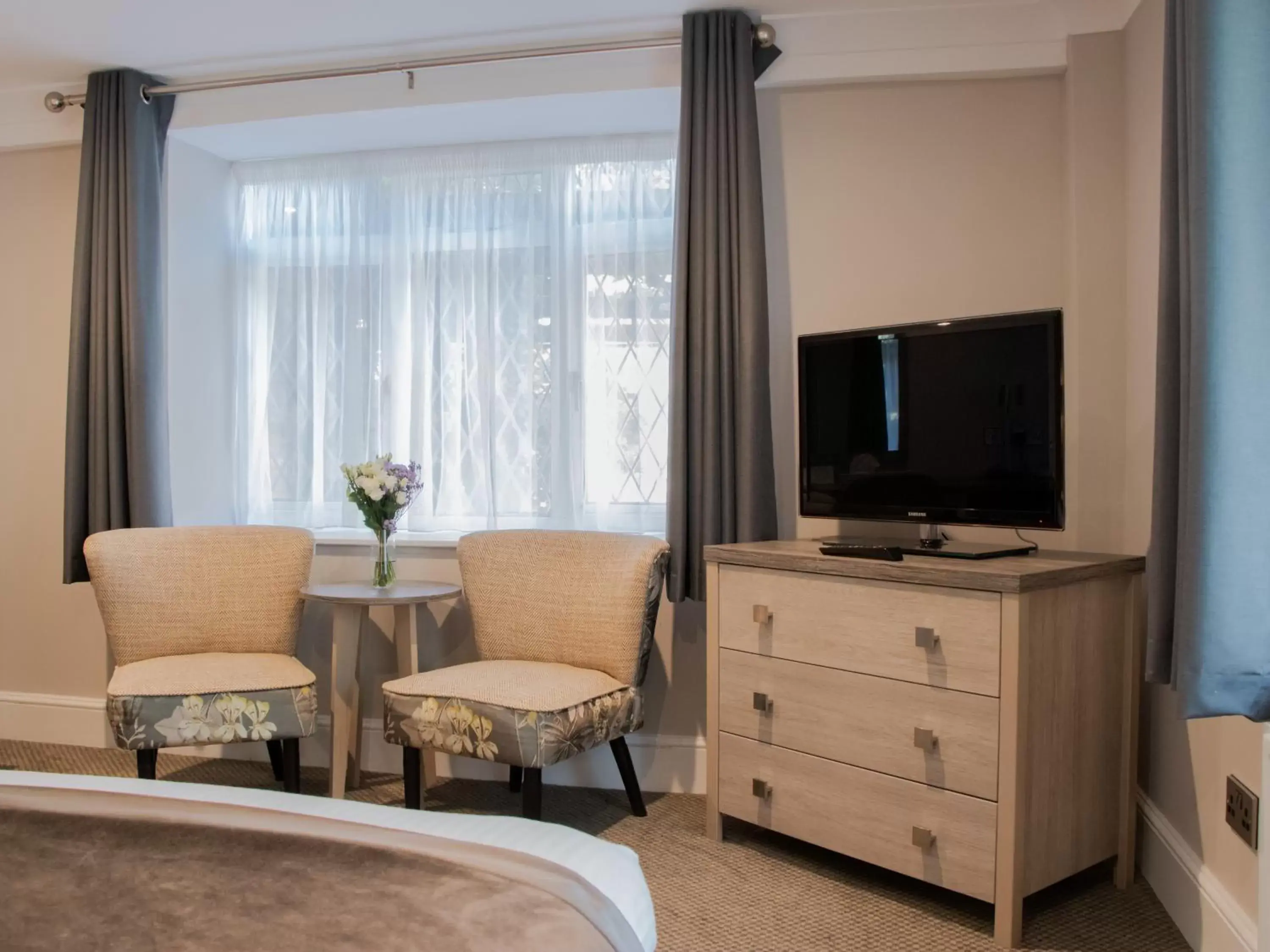 Bedroom, TV/Entertainment Center in The Holt Hotel