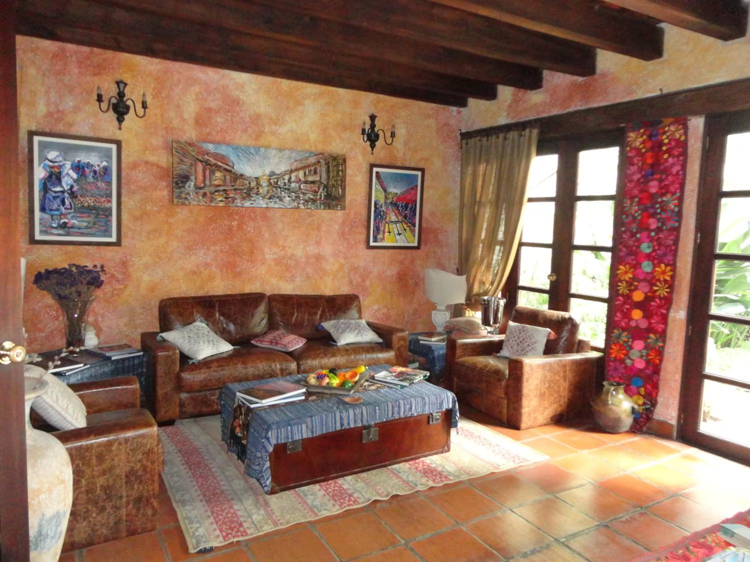 Communal lounge/ TV room in Cissus Hotel Boutique