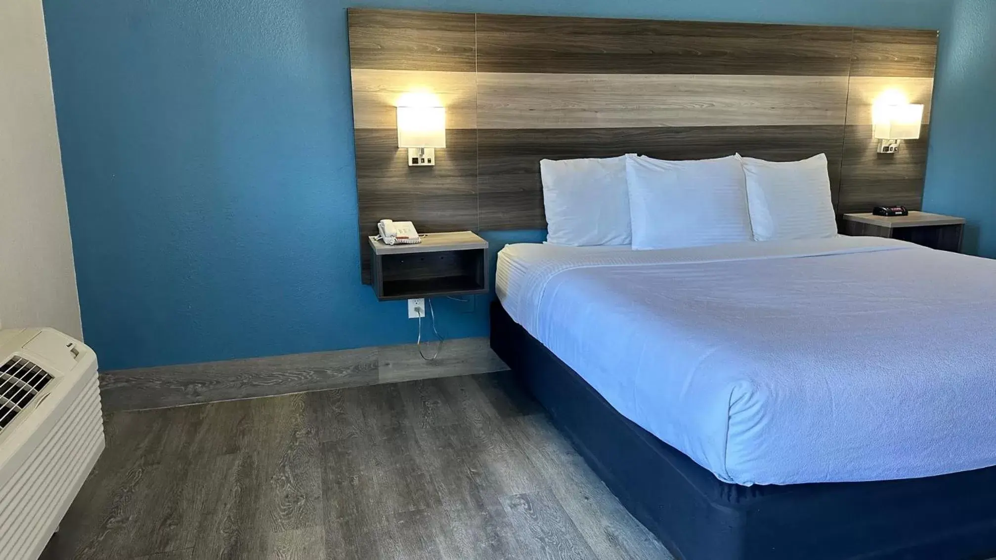 Bedroom, Bed in La Quinta Inn by Wyndham San Diego Vista