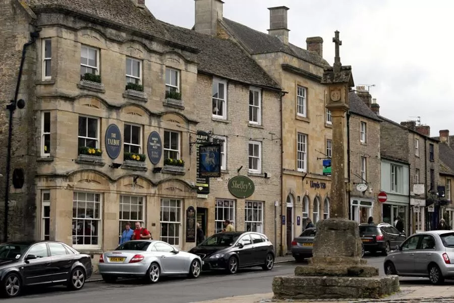 Neighbourhood, Property Building in Davenford Stow Gardens