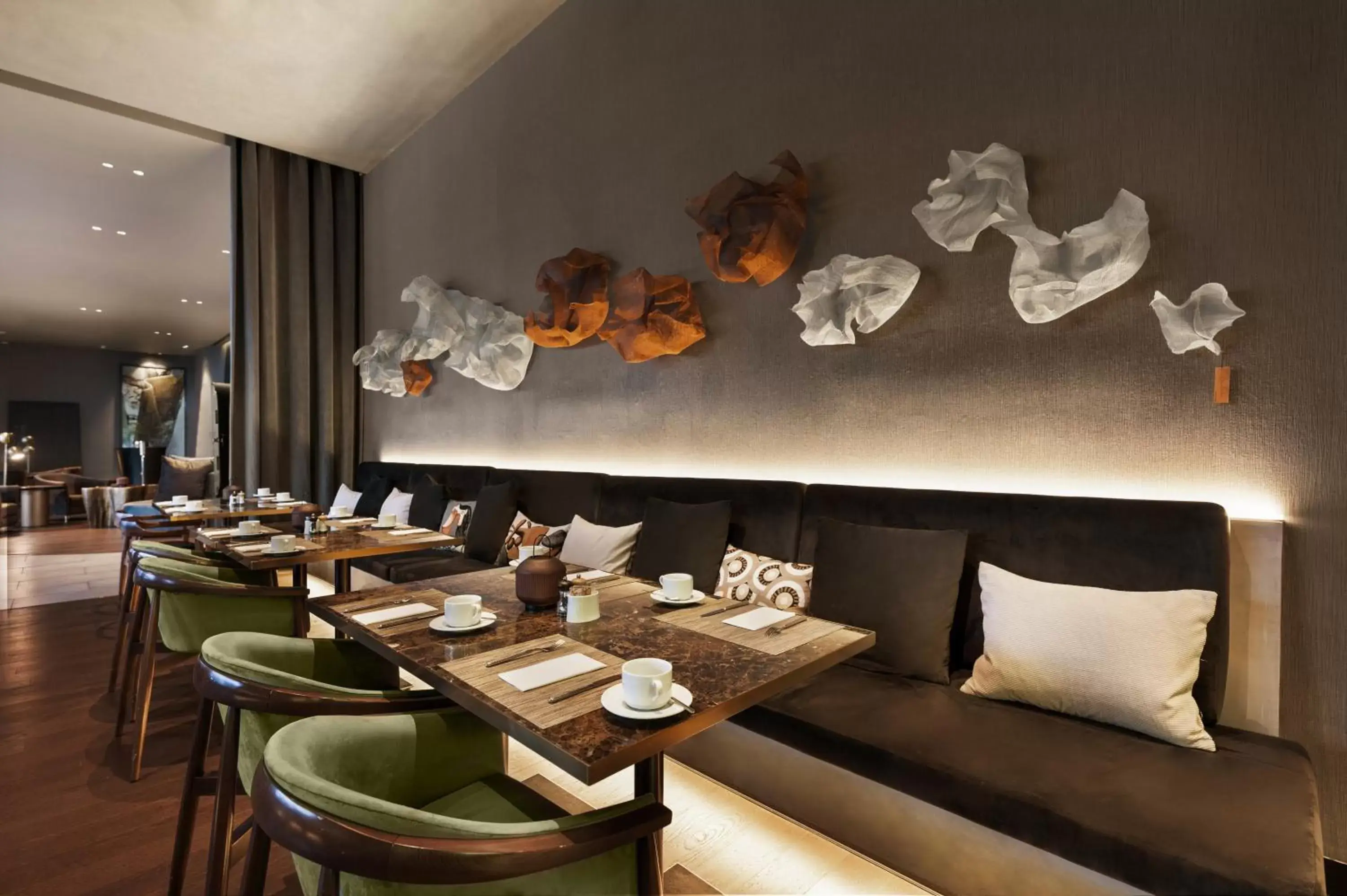 Lounge or bar, Restaurant/Places to Eat in Hilton Porto Gaia