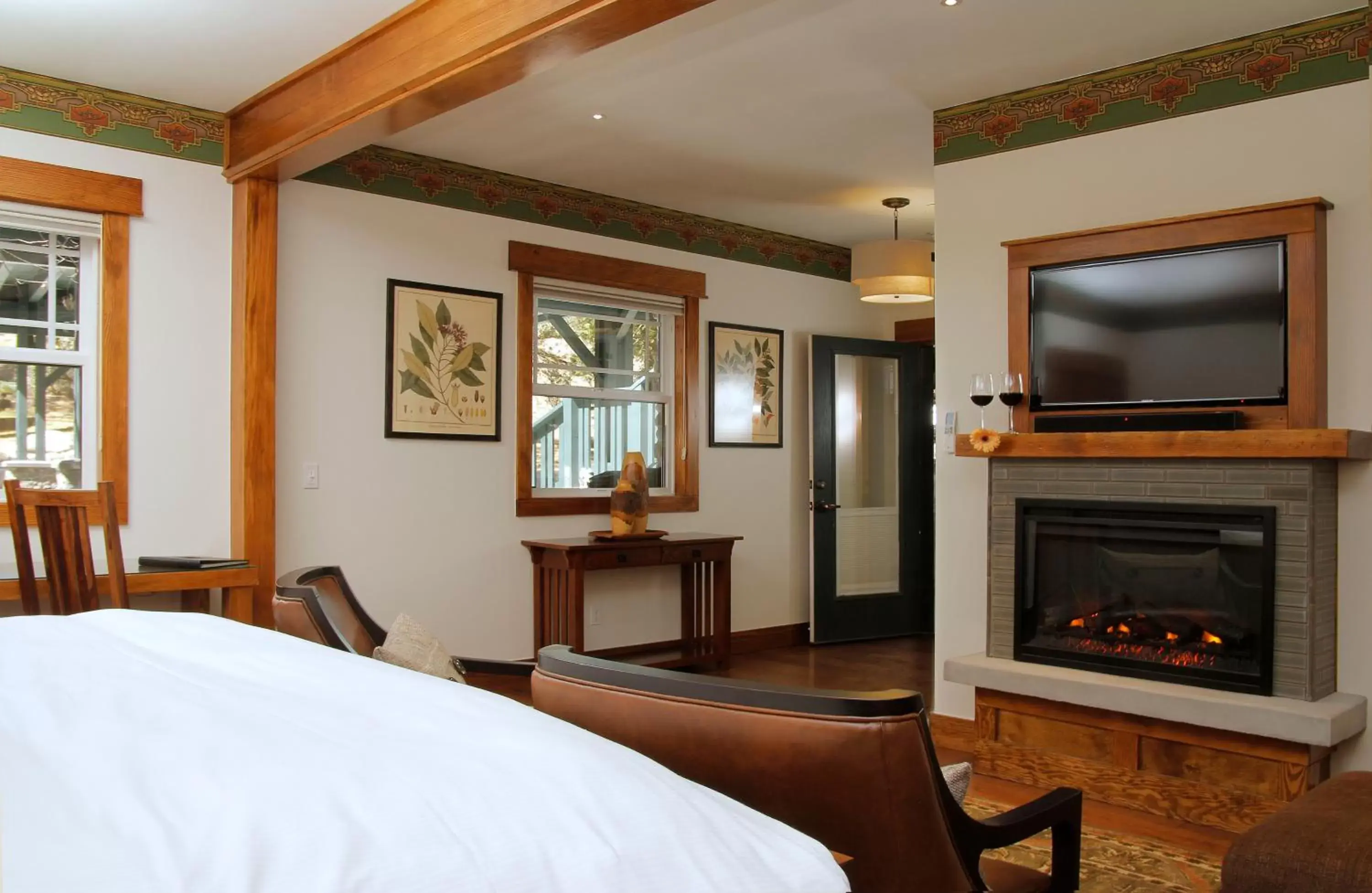 Bedroom, TV/Entertainment Center in The Grand Idyllwild Lodge