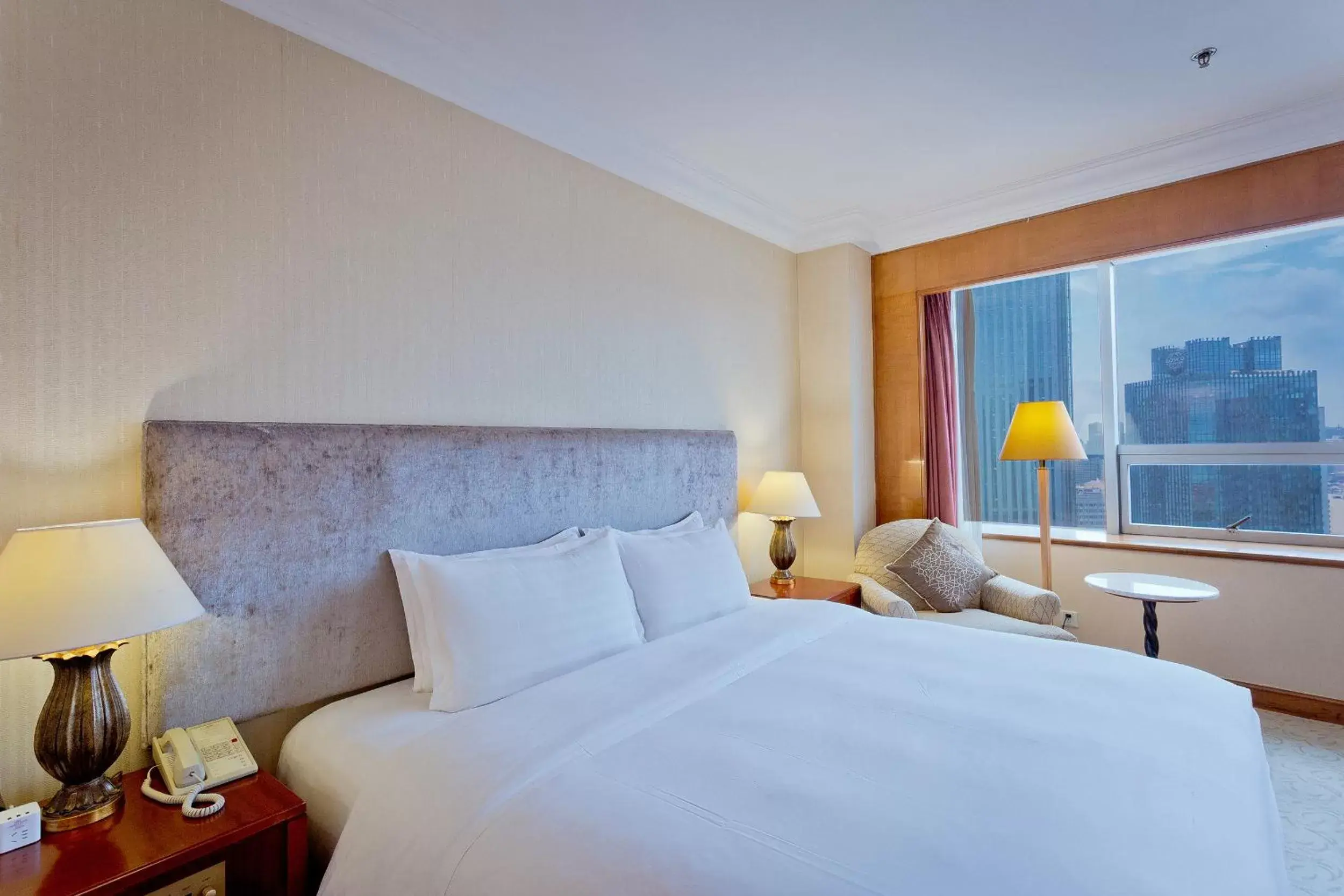 Bed in Crowne Plaza Qingdao, an IHG Hotel