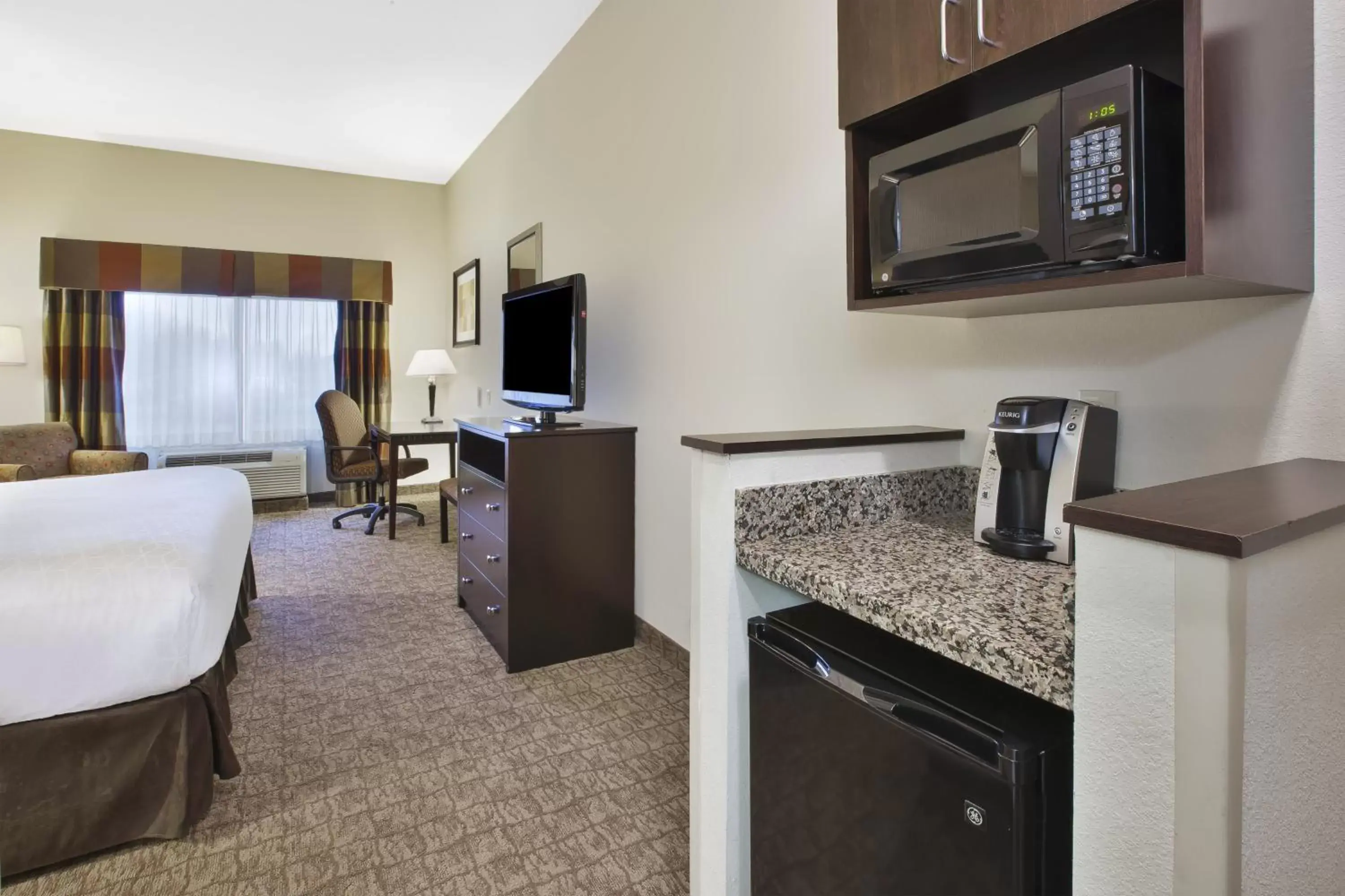 Photo of the whole room, TV/Entertainment Center in Holiday Inn Express and Suites Wheeling, an IHG Hotel