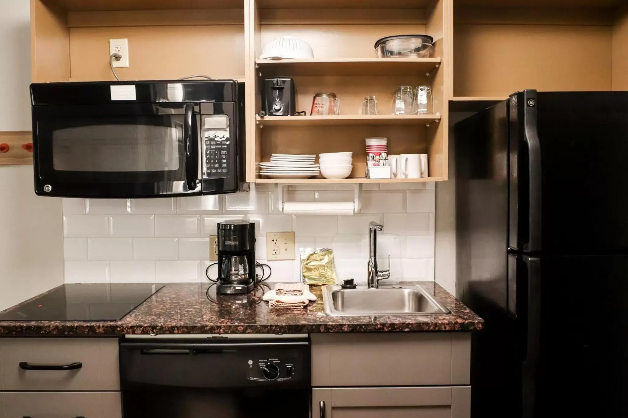 Photo of the whole room, Kitchen/Kitchenette in Candlewood Suites Richmond Airport, an IHG Hotel