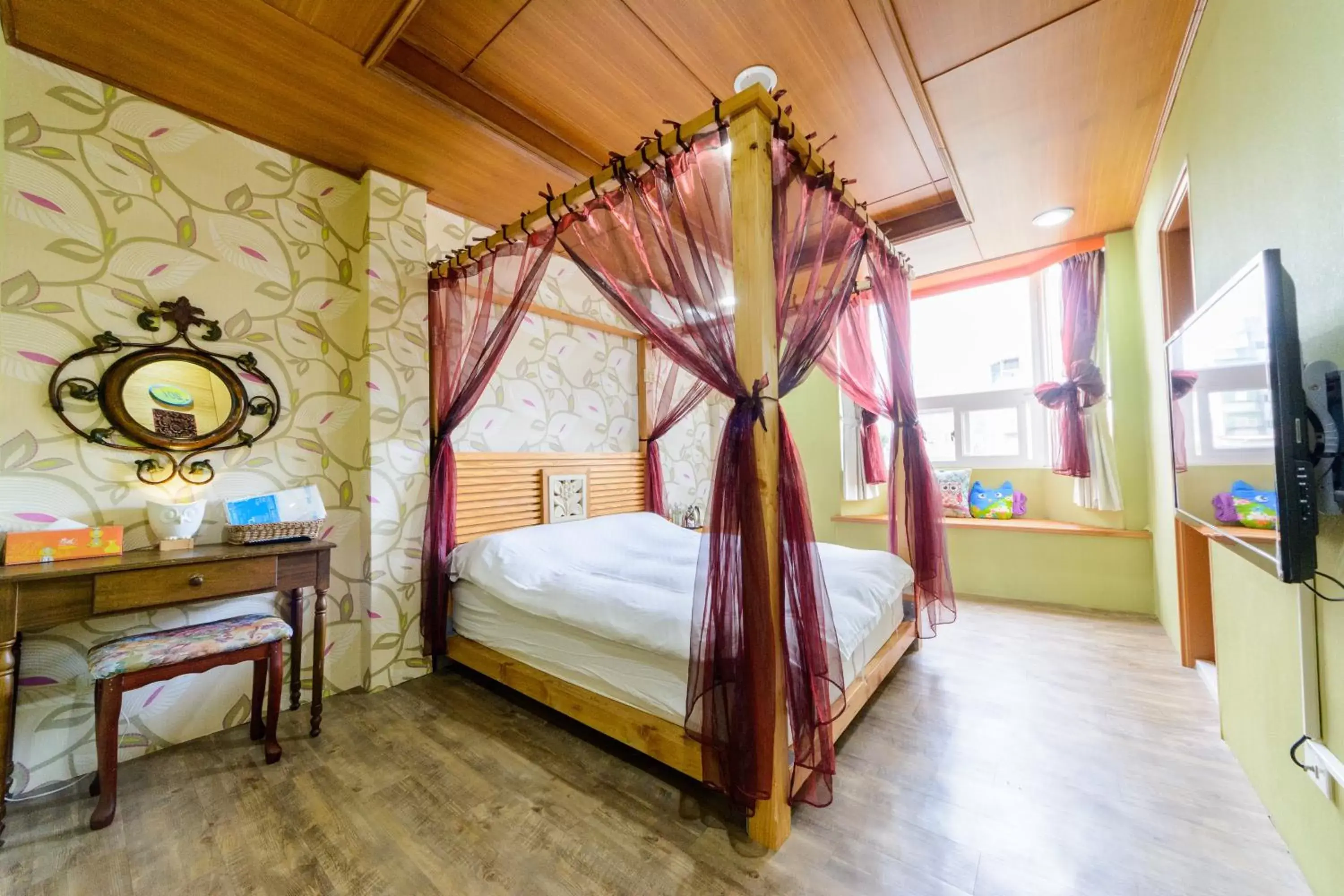 Photo of the whole room, Bed in Owl Castle