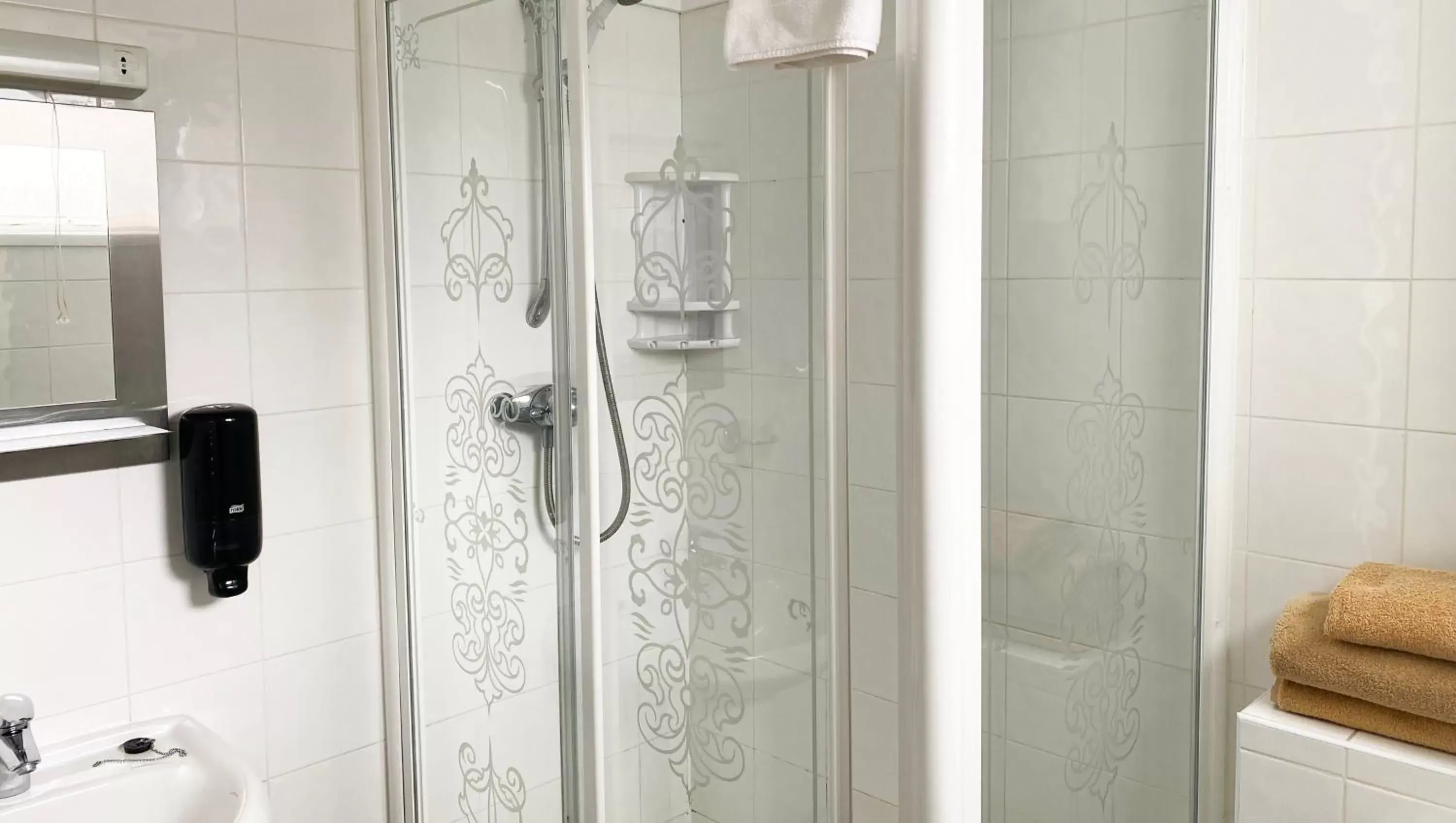 Shower, Bathroom in Magnuson Hotel Sandy Lodge Newquay
