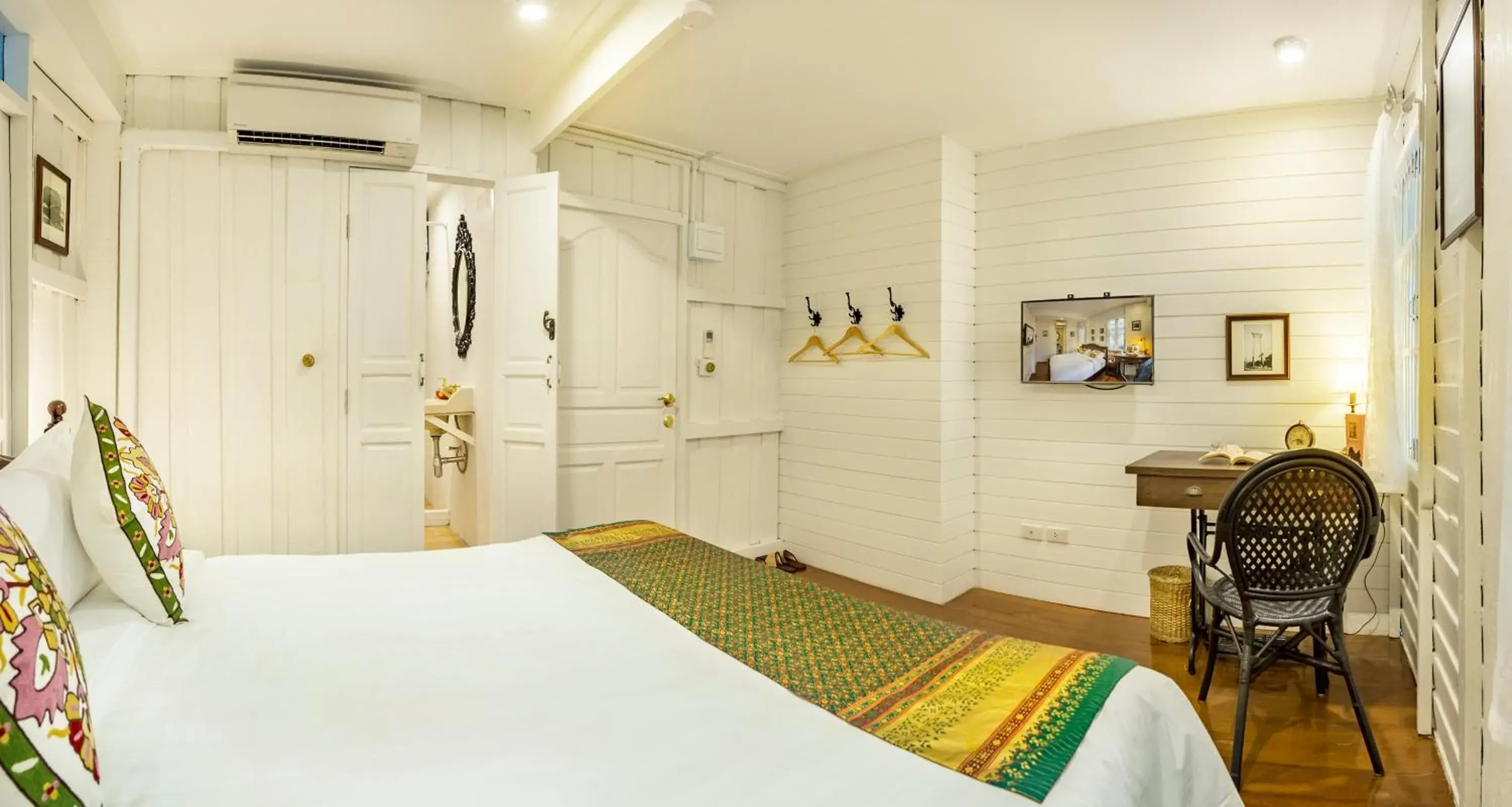 Photo of the whole room, Room Photo in Baan Kachitpan