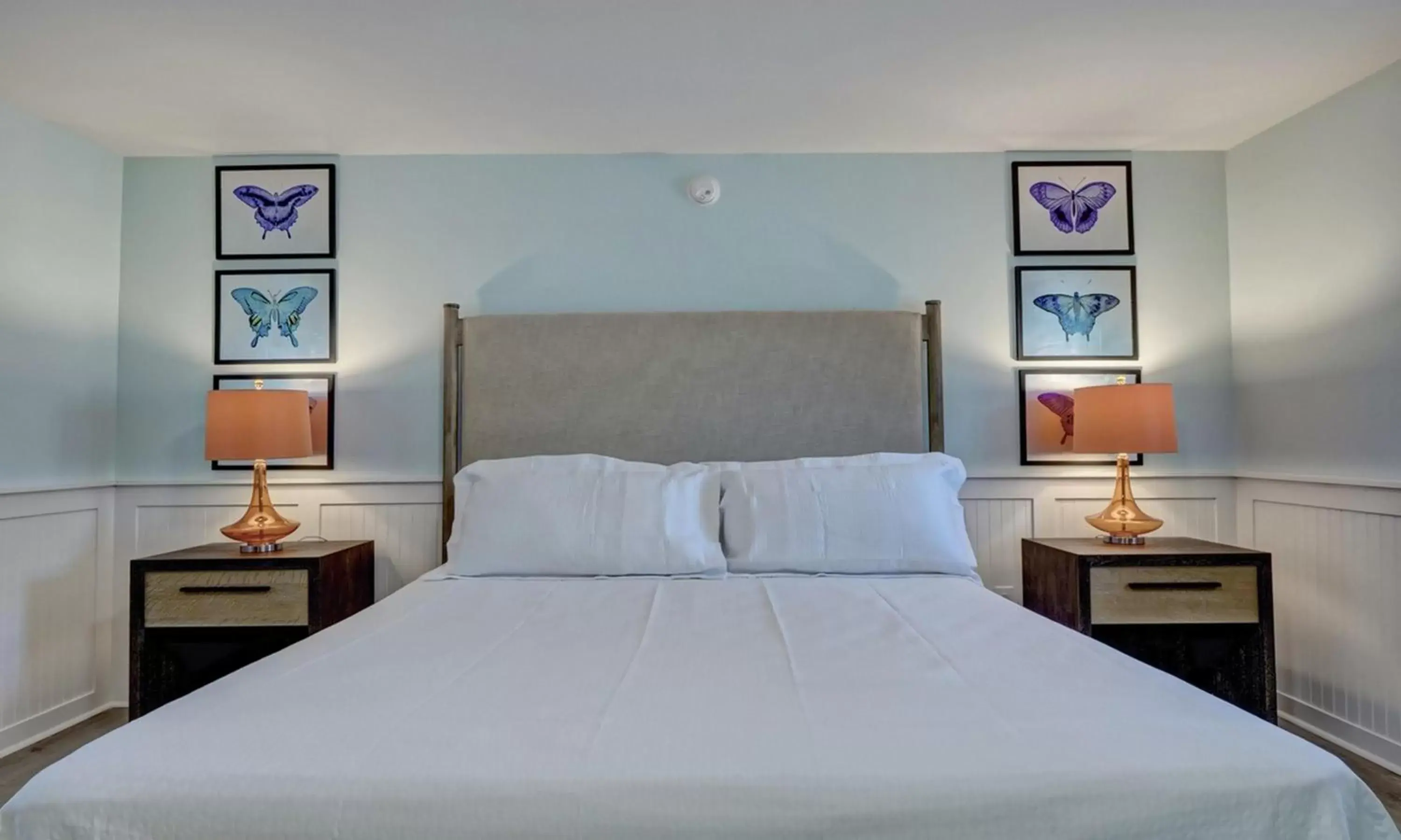 Bed in Loggerhead Inn and Suites by Carolina Retreats