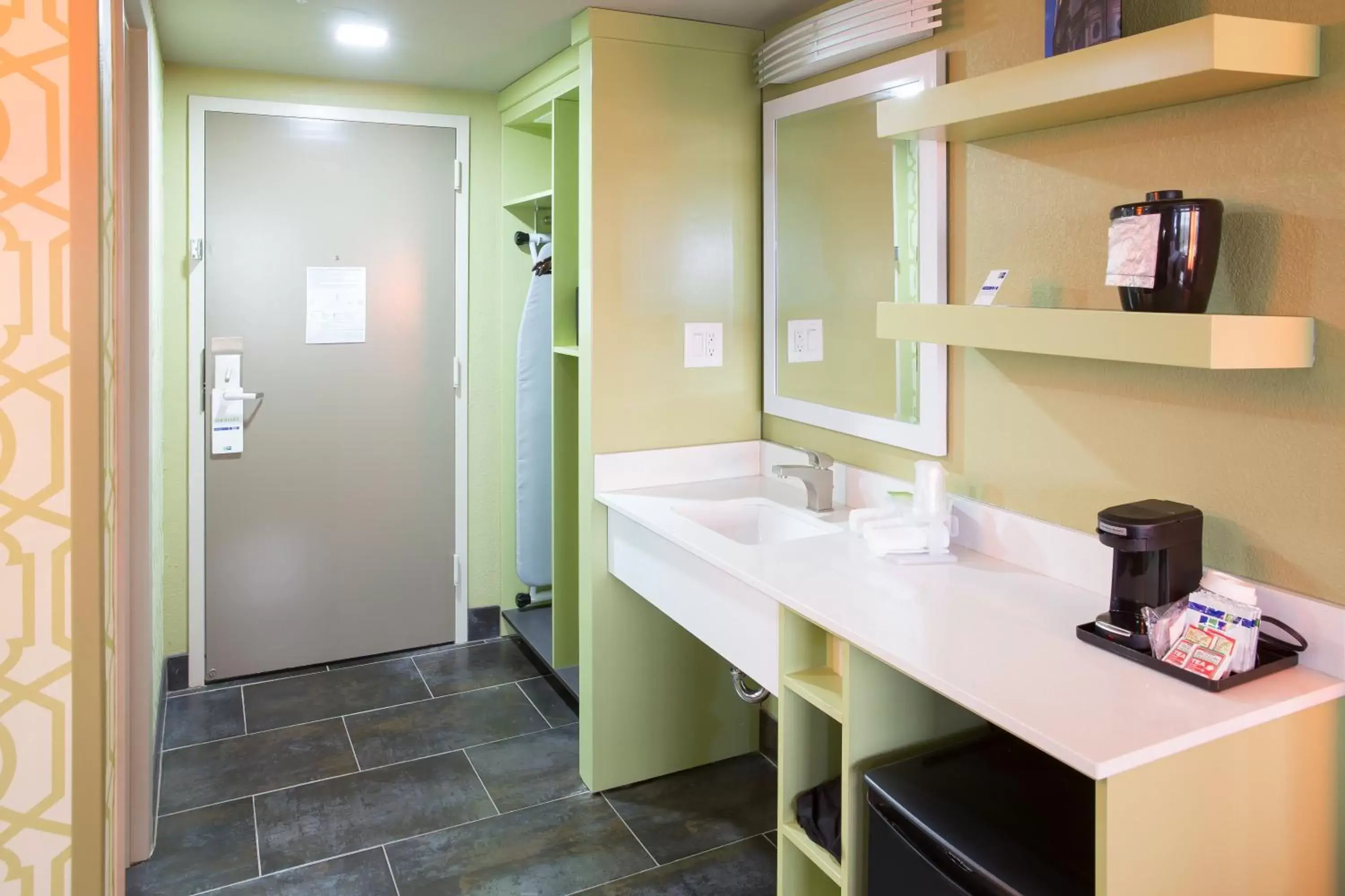 Photo of the whole room, Bathroom in Holiday Inn Express Atlanta NW - Galleria Area, an IHG Hotel