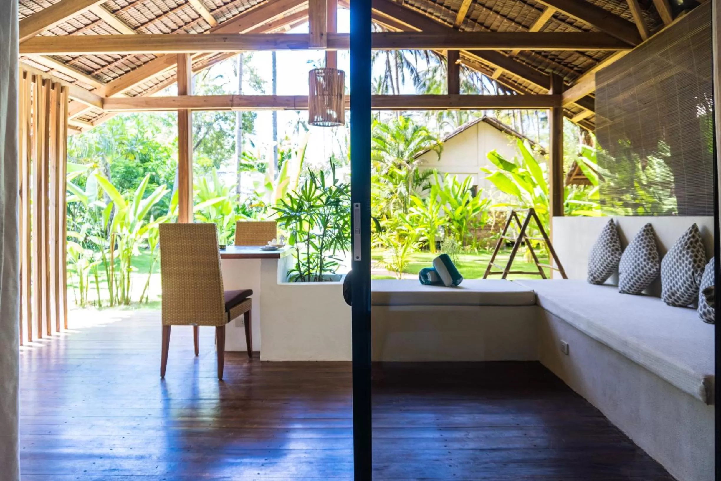 Patio, Bed in Mahogany Resort & Spa