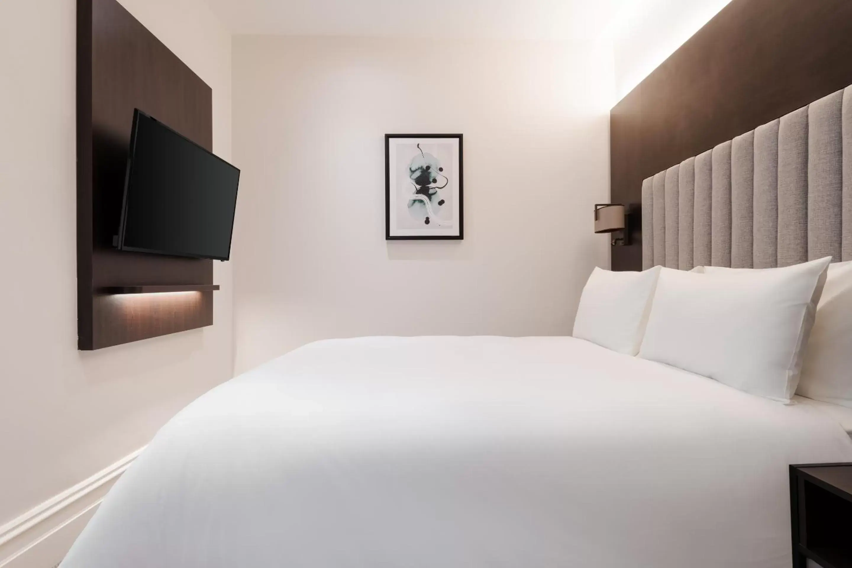 Bed in Rove Hotel London Paddington