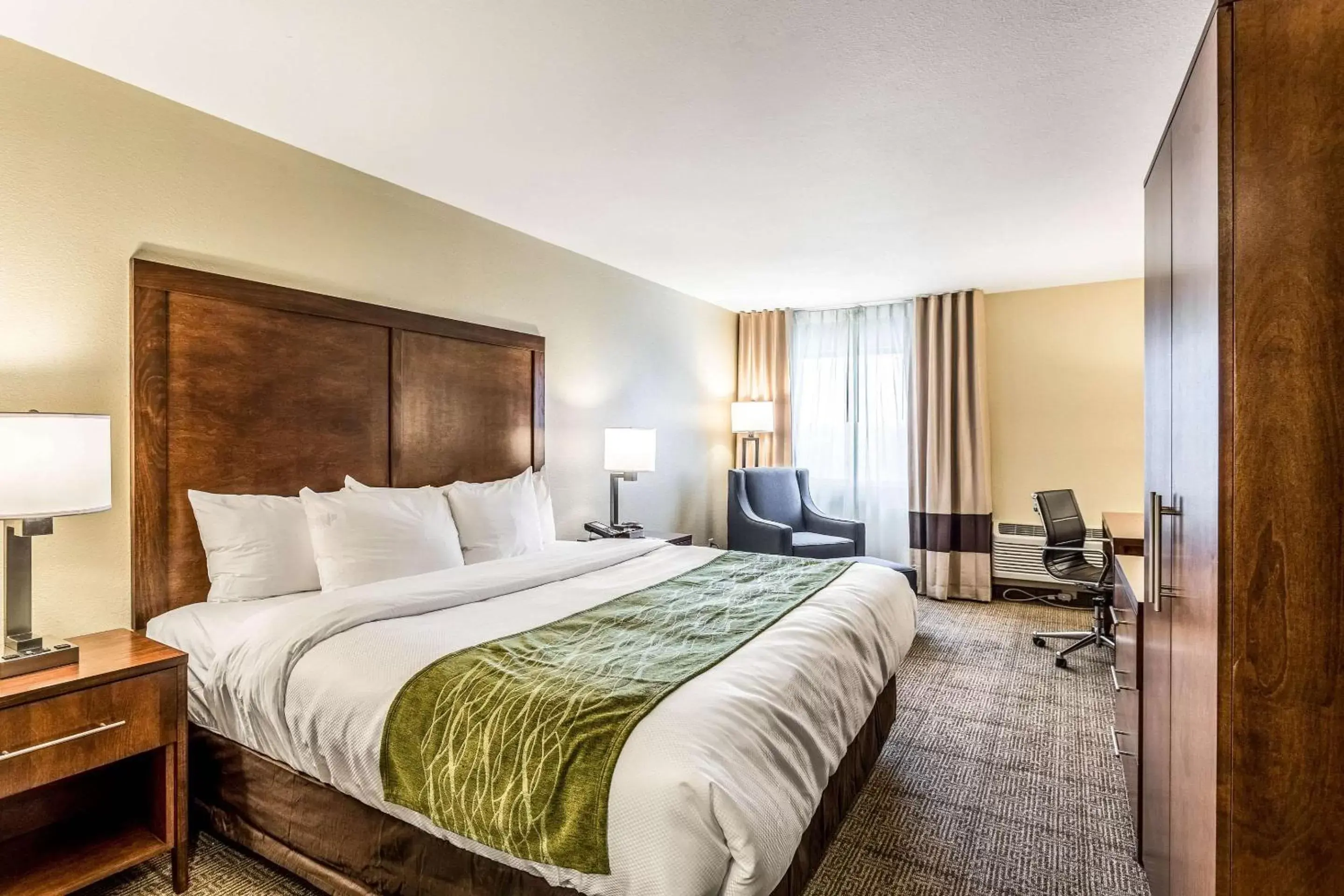 Property building, Bed in Comfort Inn & Suites Albuquerque Downtown