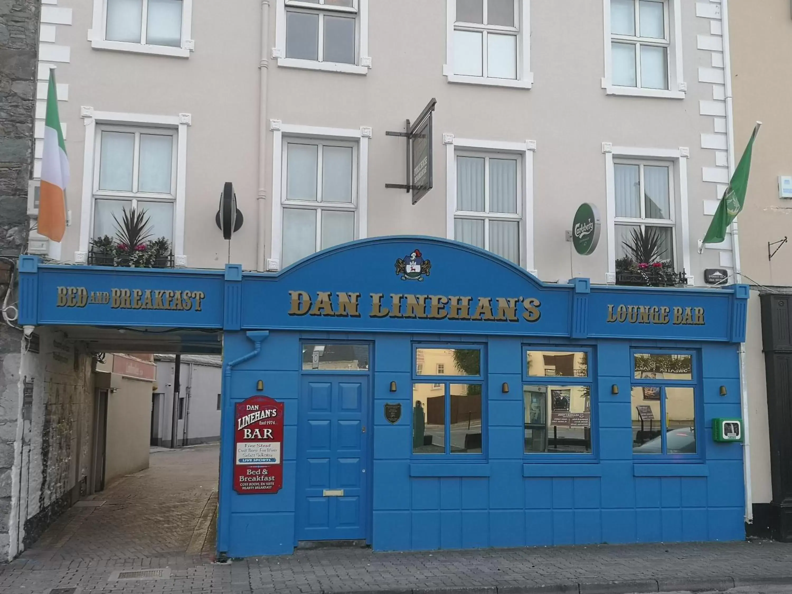 Property Building in Dan Linehans Bar and B&B