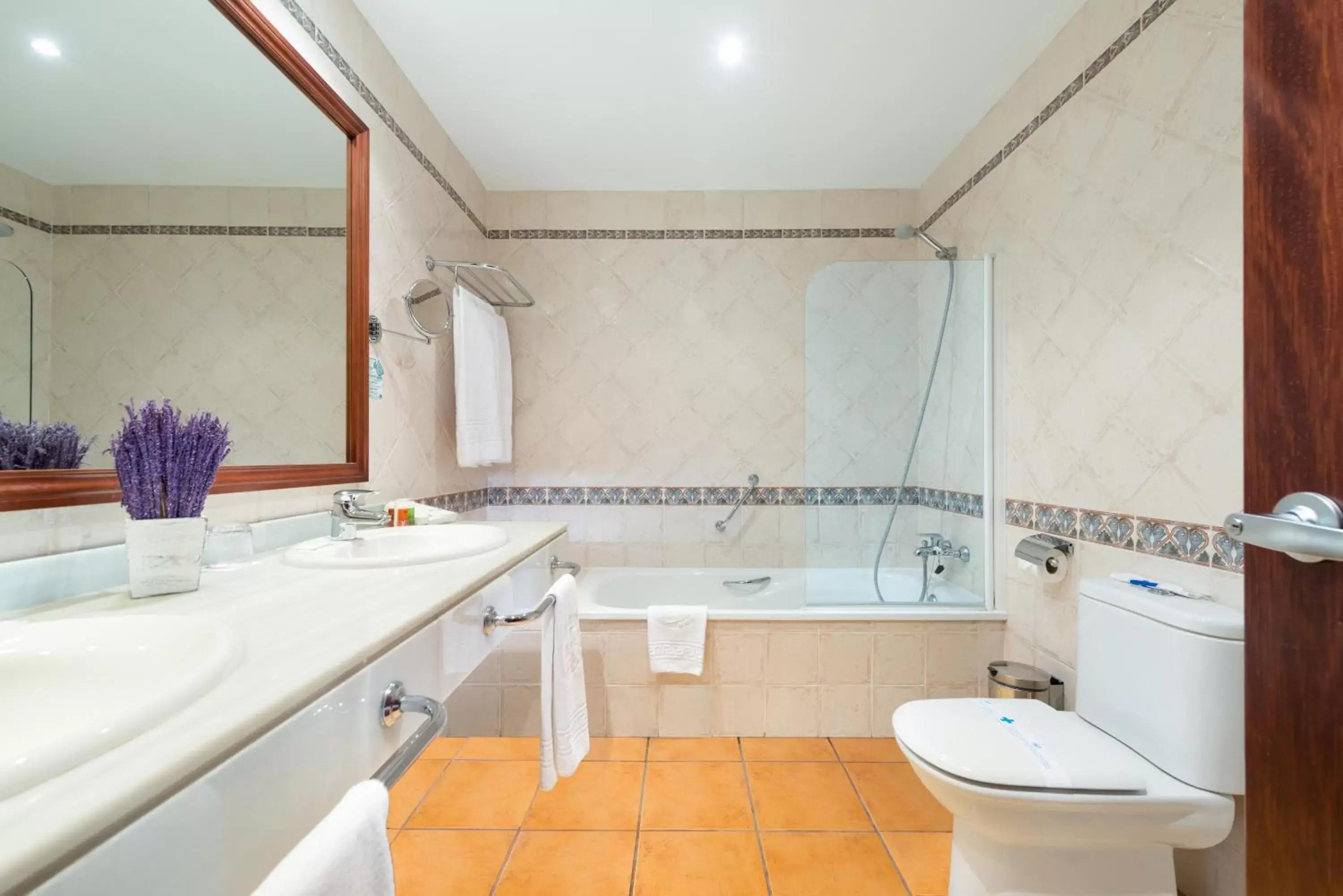 Bathroom in Hotel IPV Palace & Spa - Adults Recommended