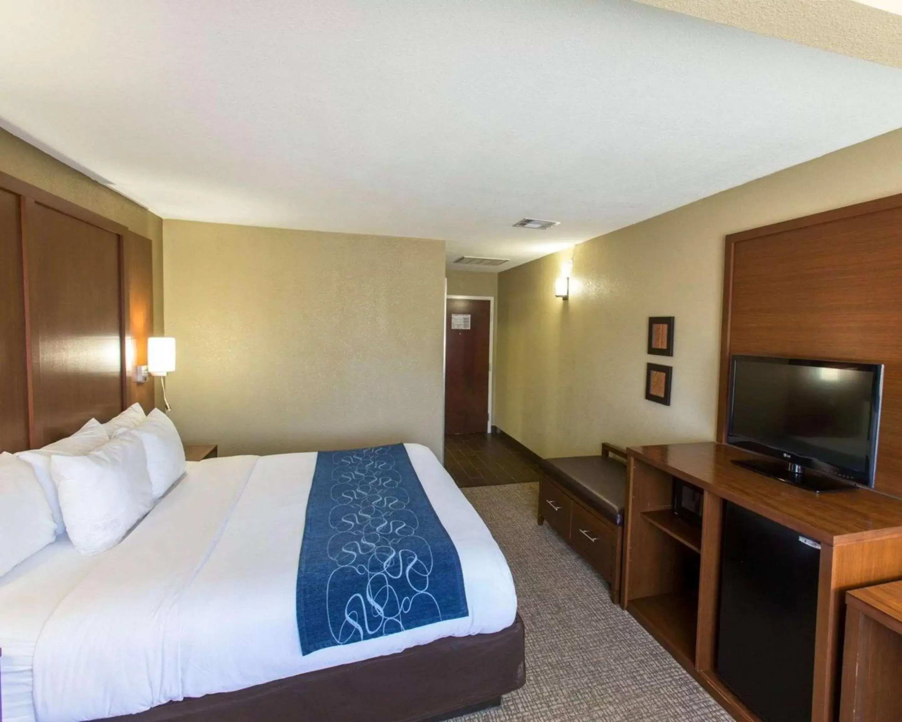 Photo of the whole room, Bed in Comfort Suites Idabel