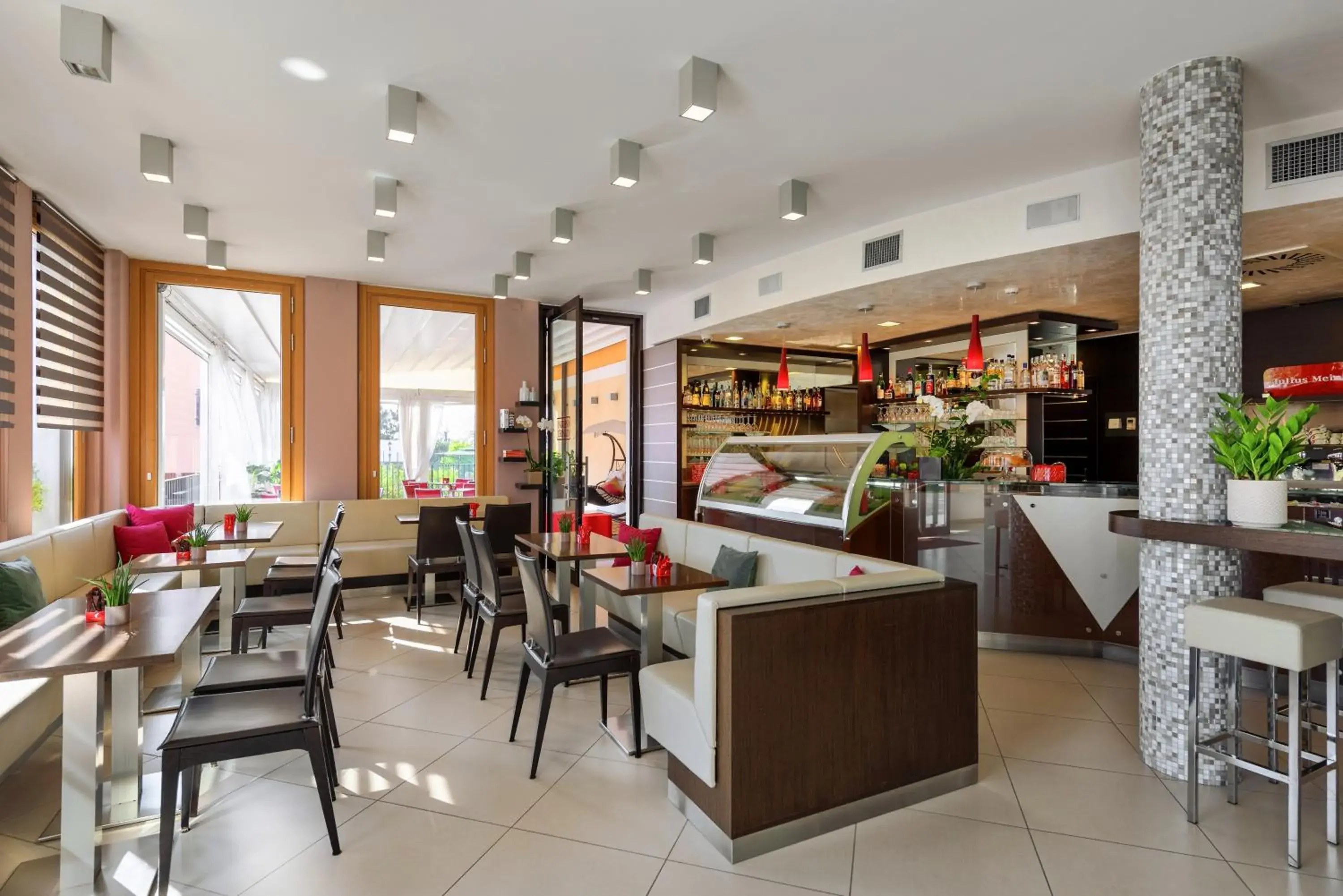 Lounge or bar, Restaurant/Places to Eat in Kairos Garda Hotel