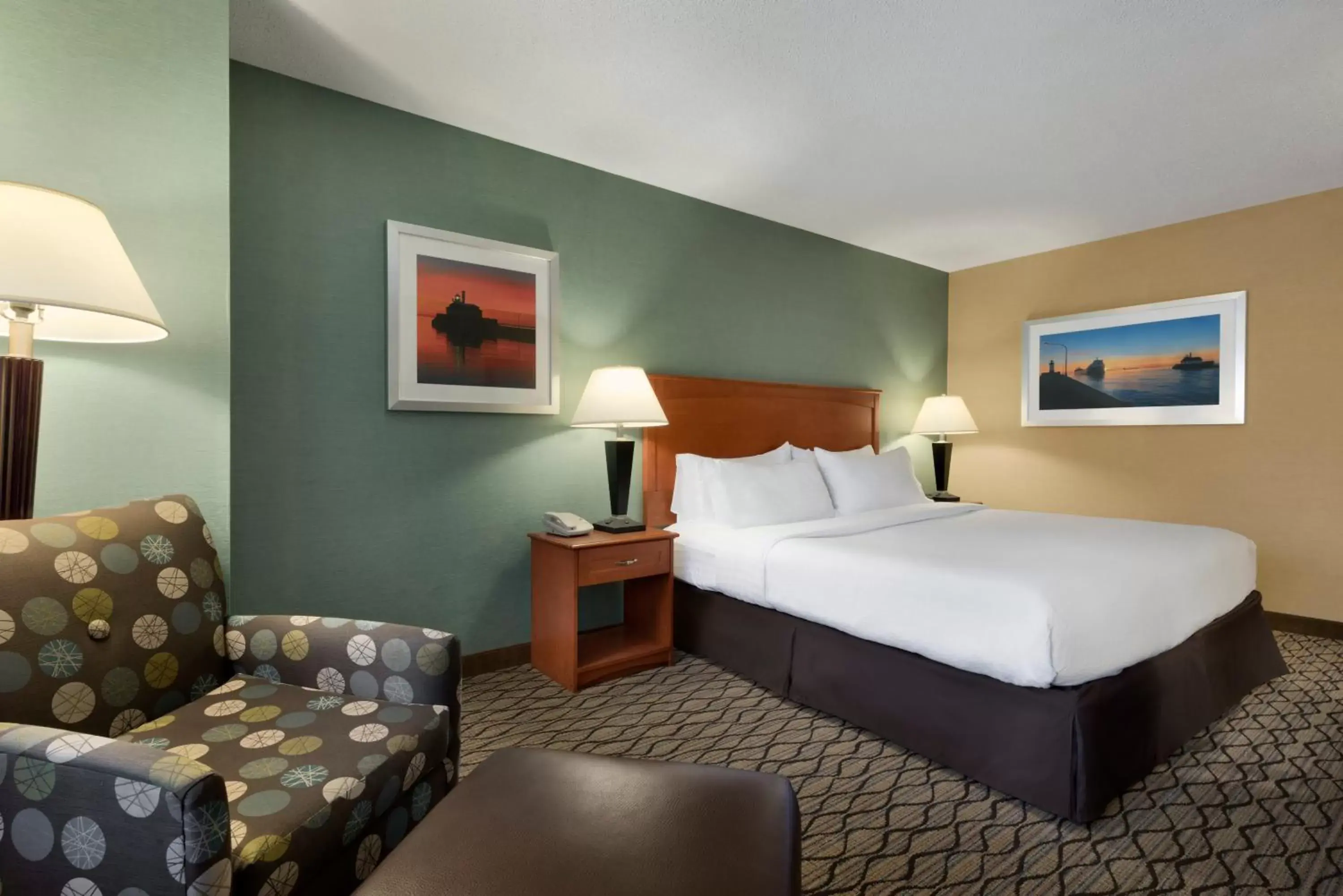 Bed in Holiday Inn & Suites Duluth-Downtown, an IHG Hotel