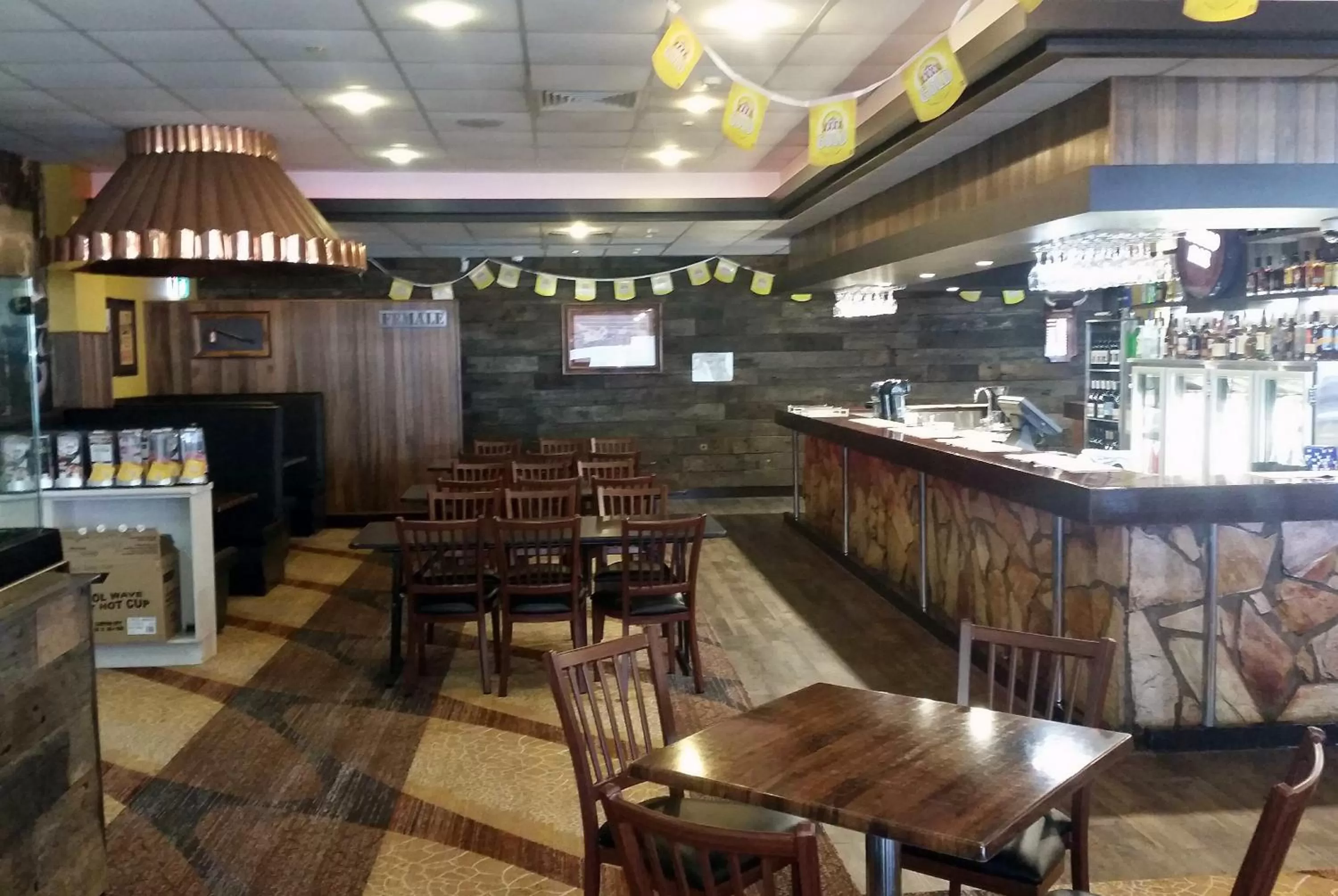 Restaurant/places to eat in Isa Hotel