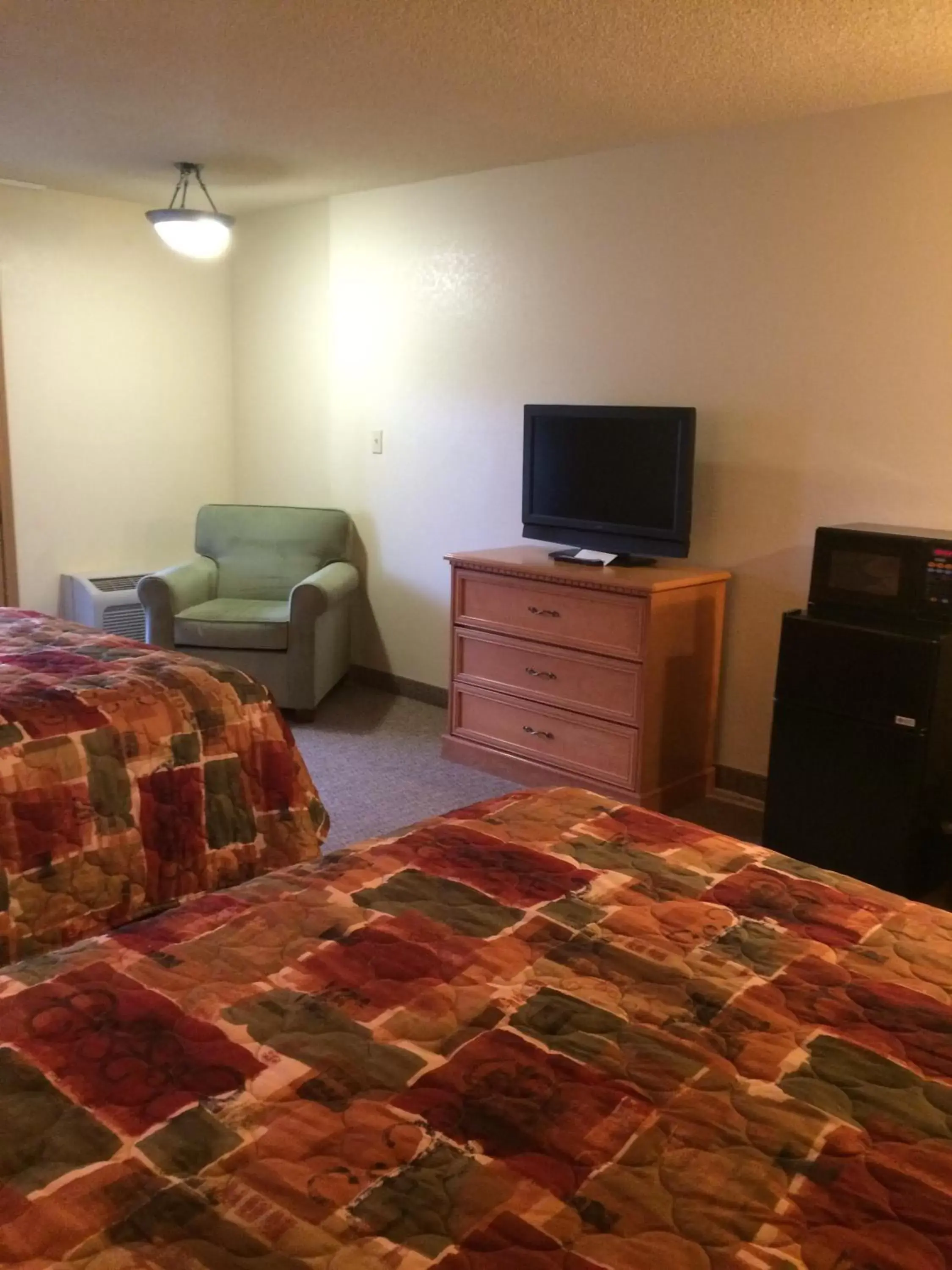 Bed, TV/Entertainment Center in Grand Smokies Resort Lodge Pigeon Forge