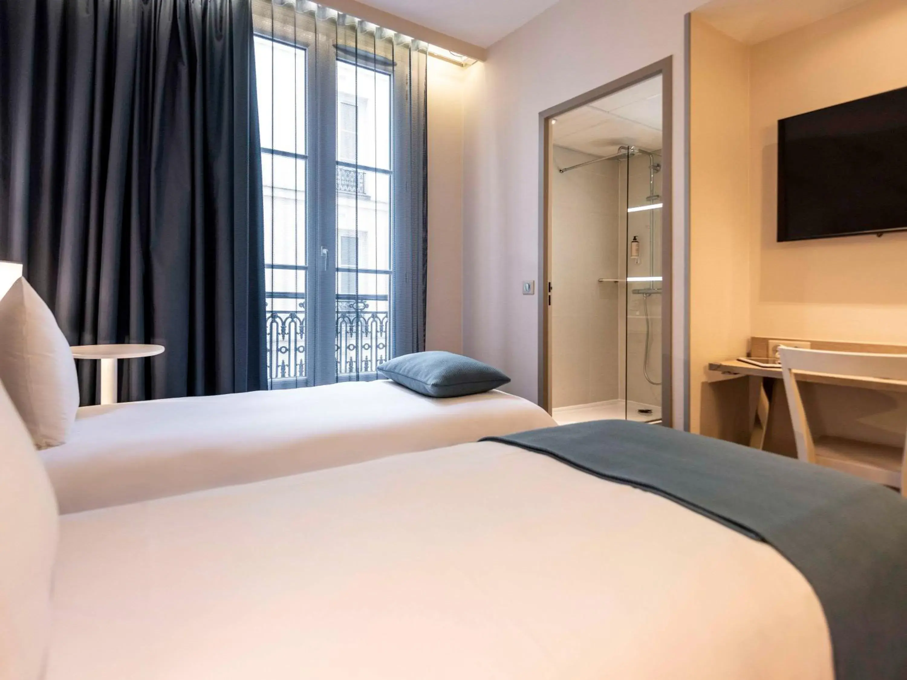 Bedroom, Bed in Mercure Paris Montparnasse Raspail