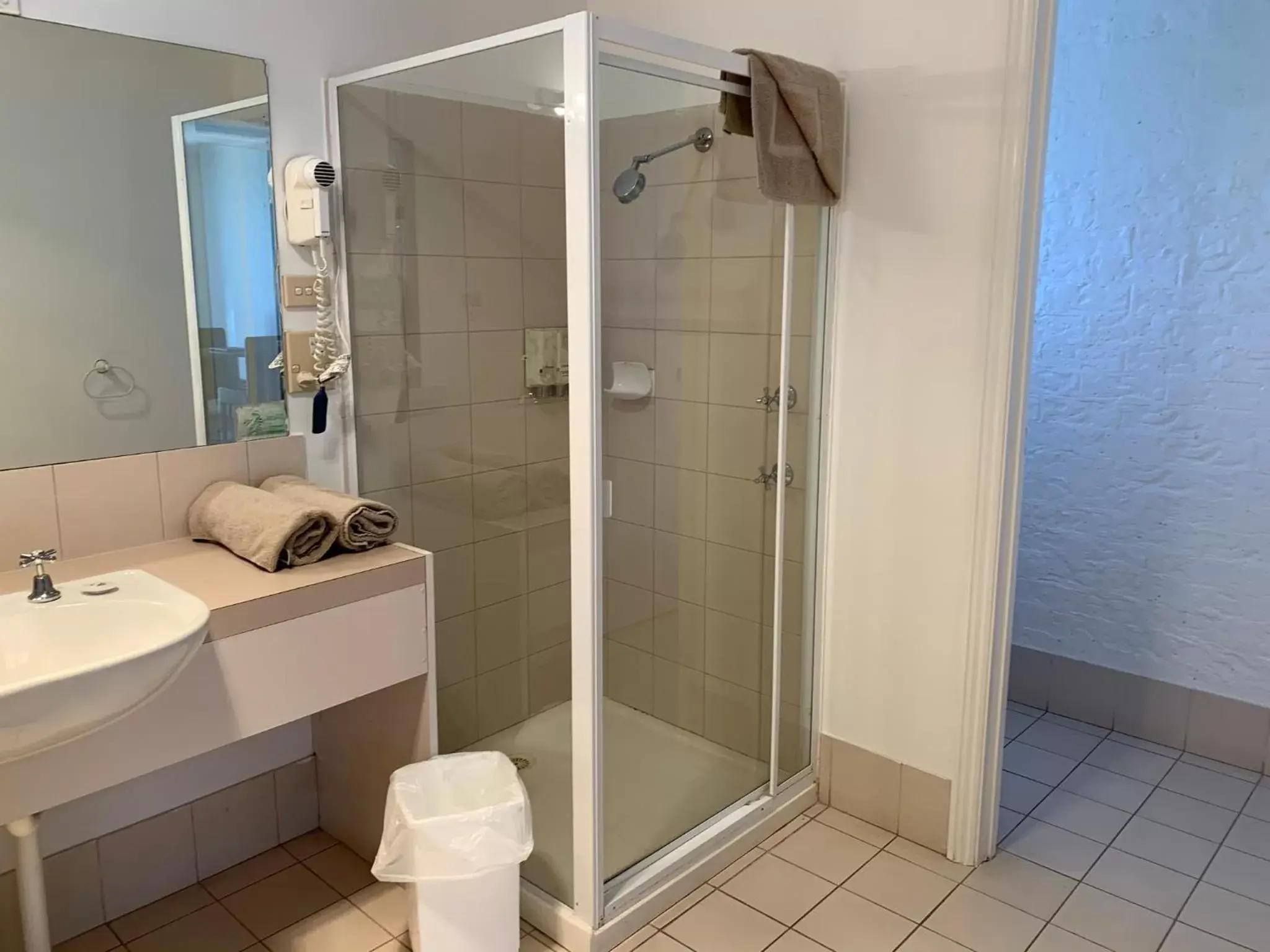 Shower, Bathroom in Swaggers Motor Inn