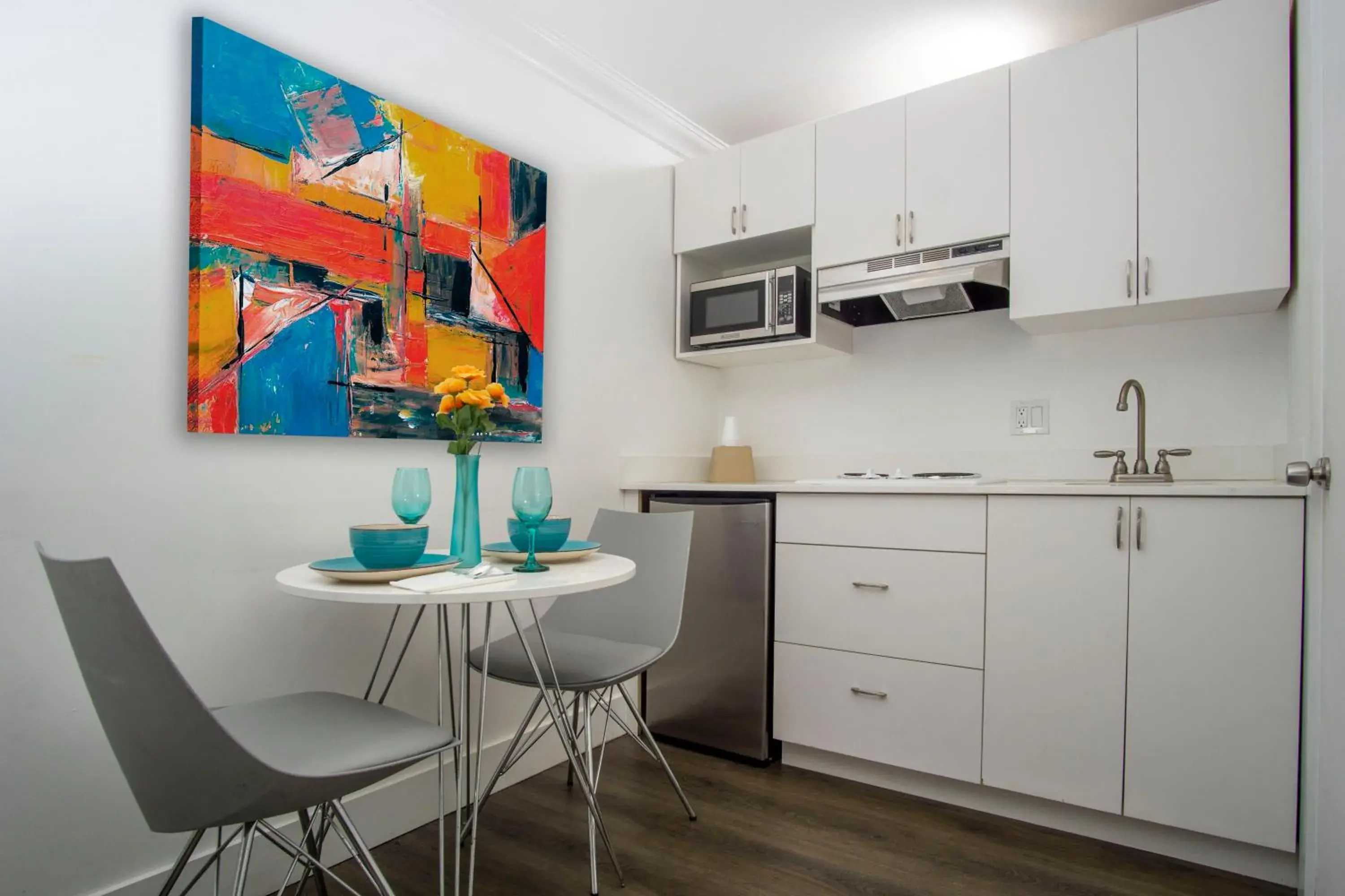 Kitchen or kitchenette, Dining Area in Spinnaker Inn of Naples