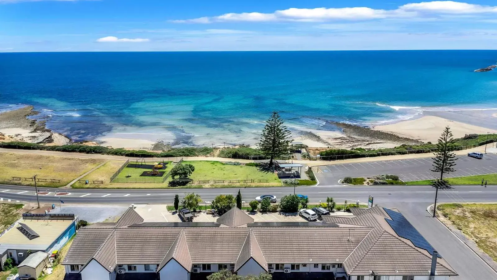 Property building, Sea View in Coast Motel and Apartments