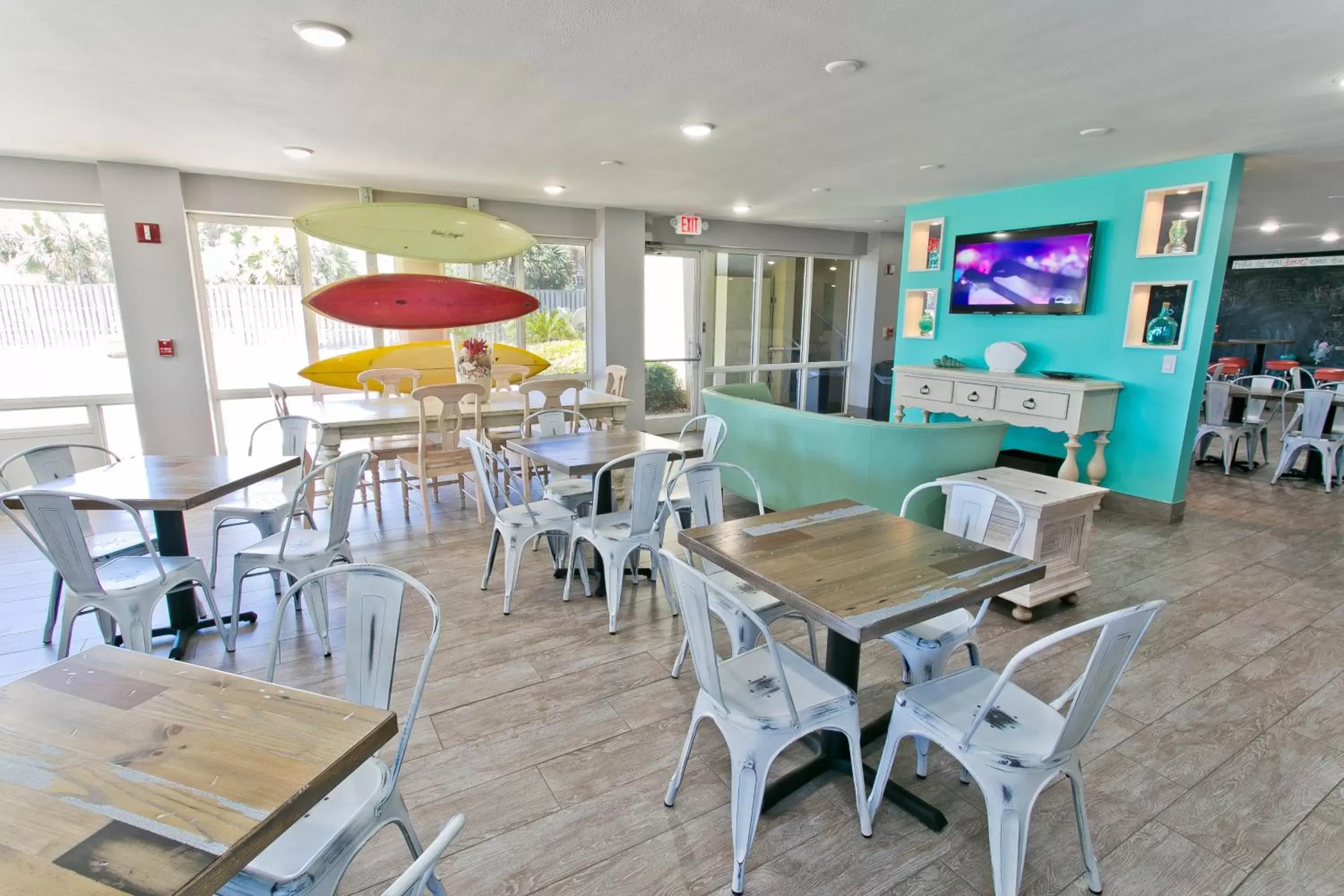 Communal lounge/ TV room, Restaurant/Places to Eat in Surf & Sand Hotel