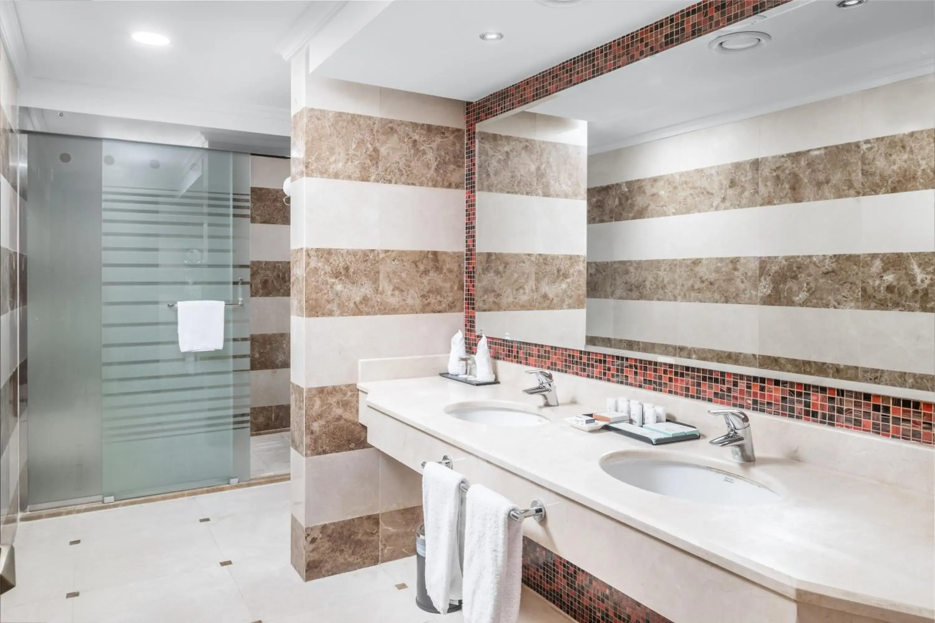 Bathroom in Al Aqeeq Madinah Hotel