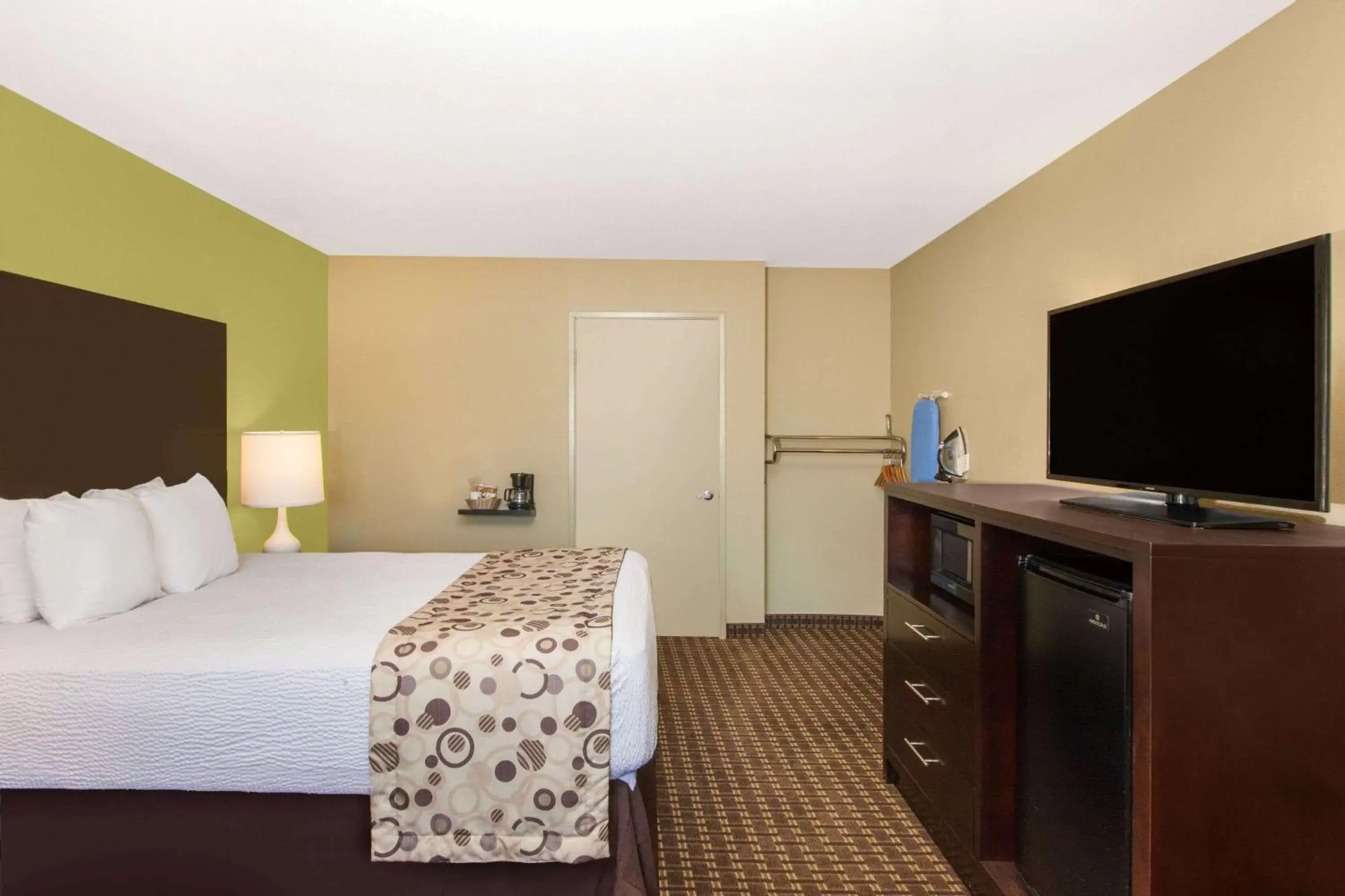 Photo of the whole room, TV/Entertainment Center in Days Inn by Wyndham San Jose Airport
