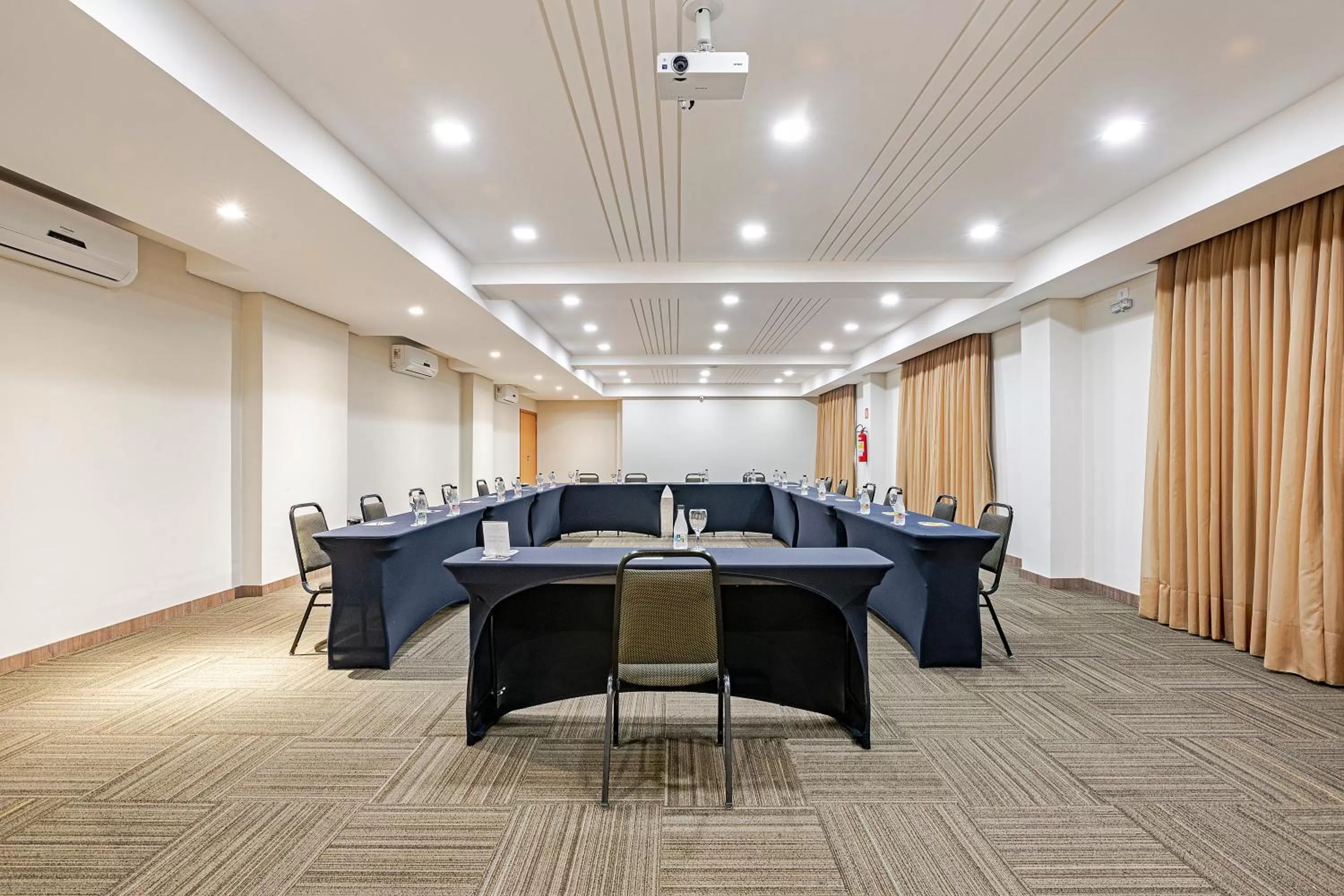 Meeting/conference room in Slim Curitiba Av das Torres