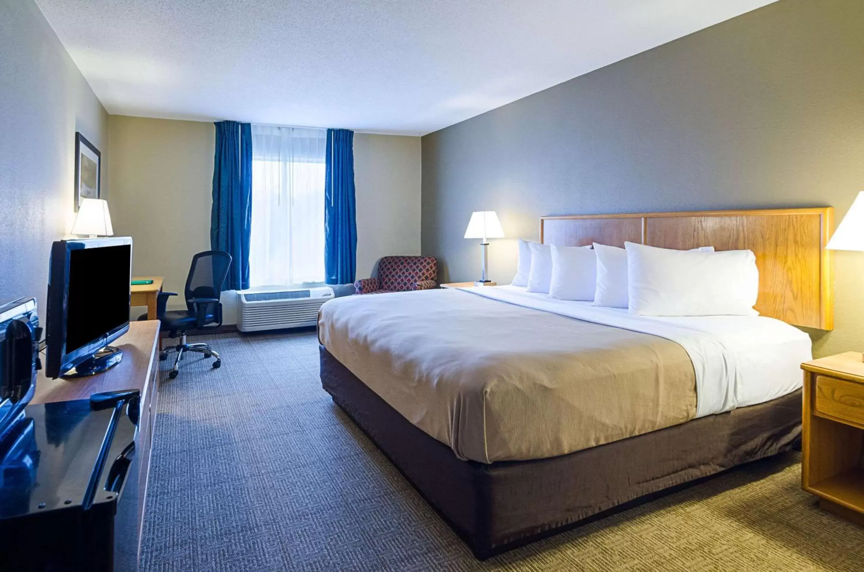 Photo of the whole room, Bed in Quality Inn Princeton