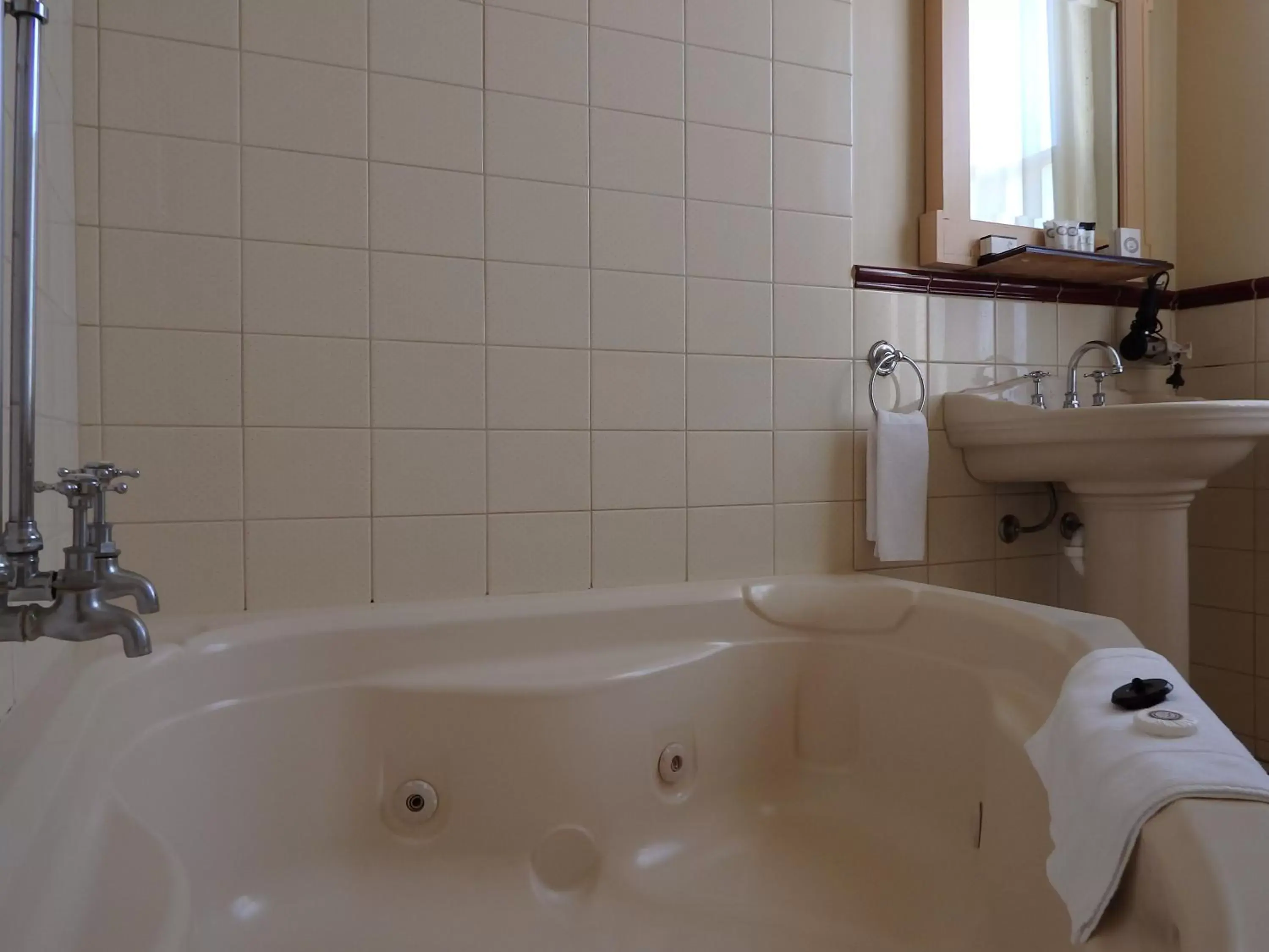Hot Tub, Bathroom in The Glenferrie Hotel Hawthorn