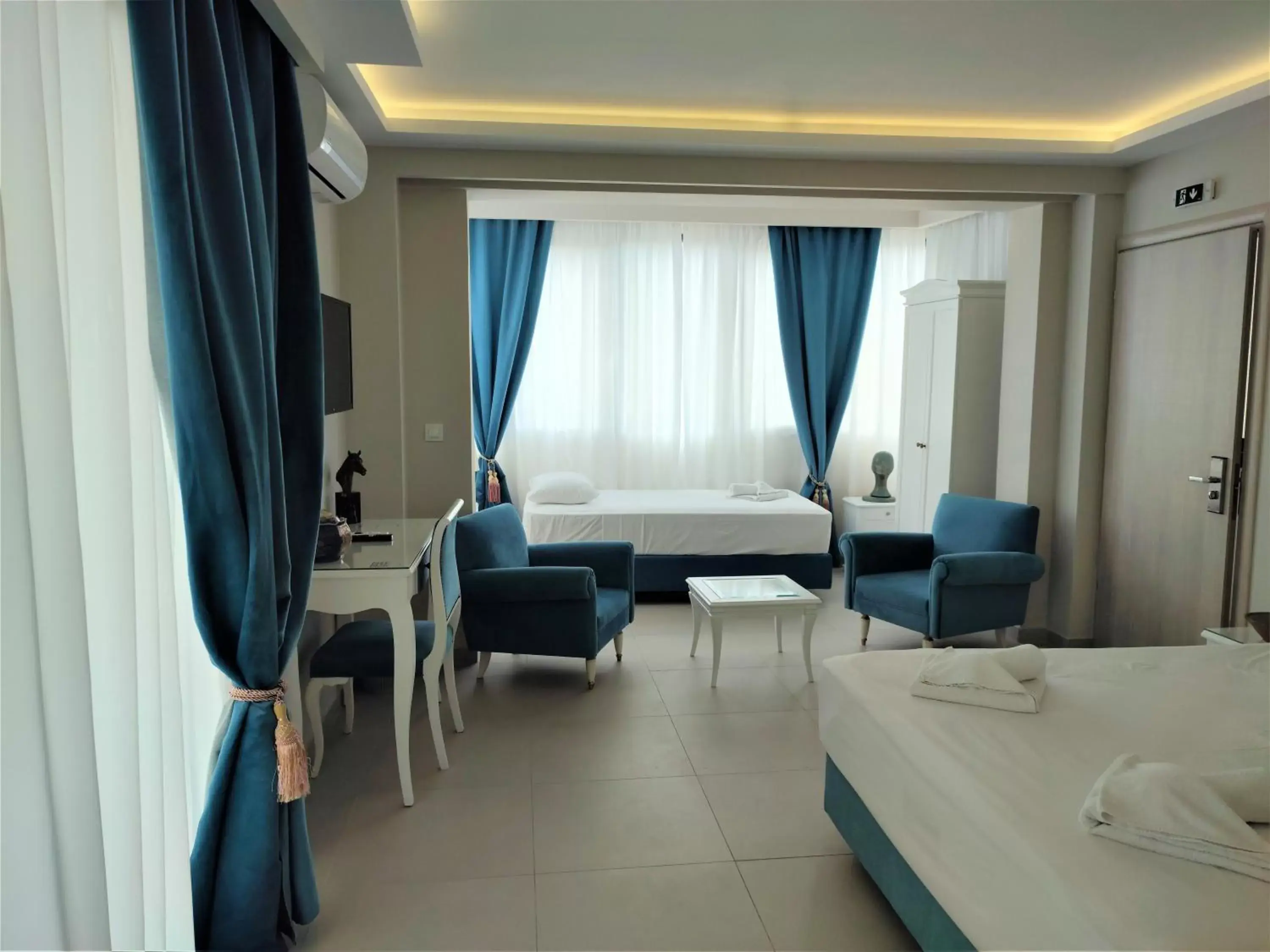 Photo of the whole room, Seating Area in Light Blue Hotel