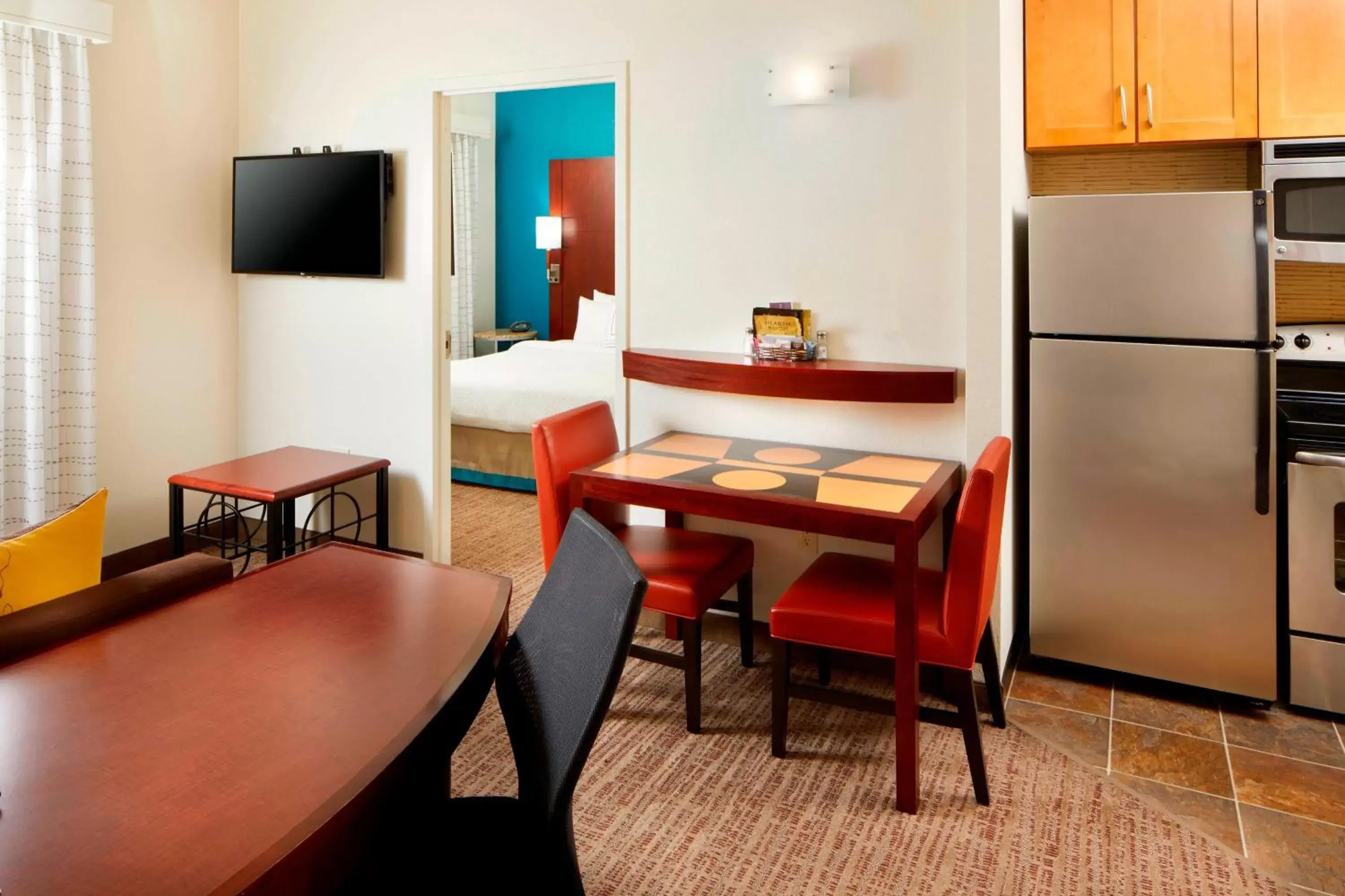 Bedroom, TV/Entertainment Center in Residence Inn by Marriott San Antonio Six Flags at The RIM